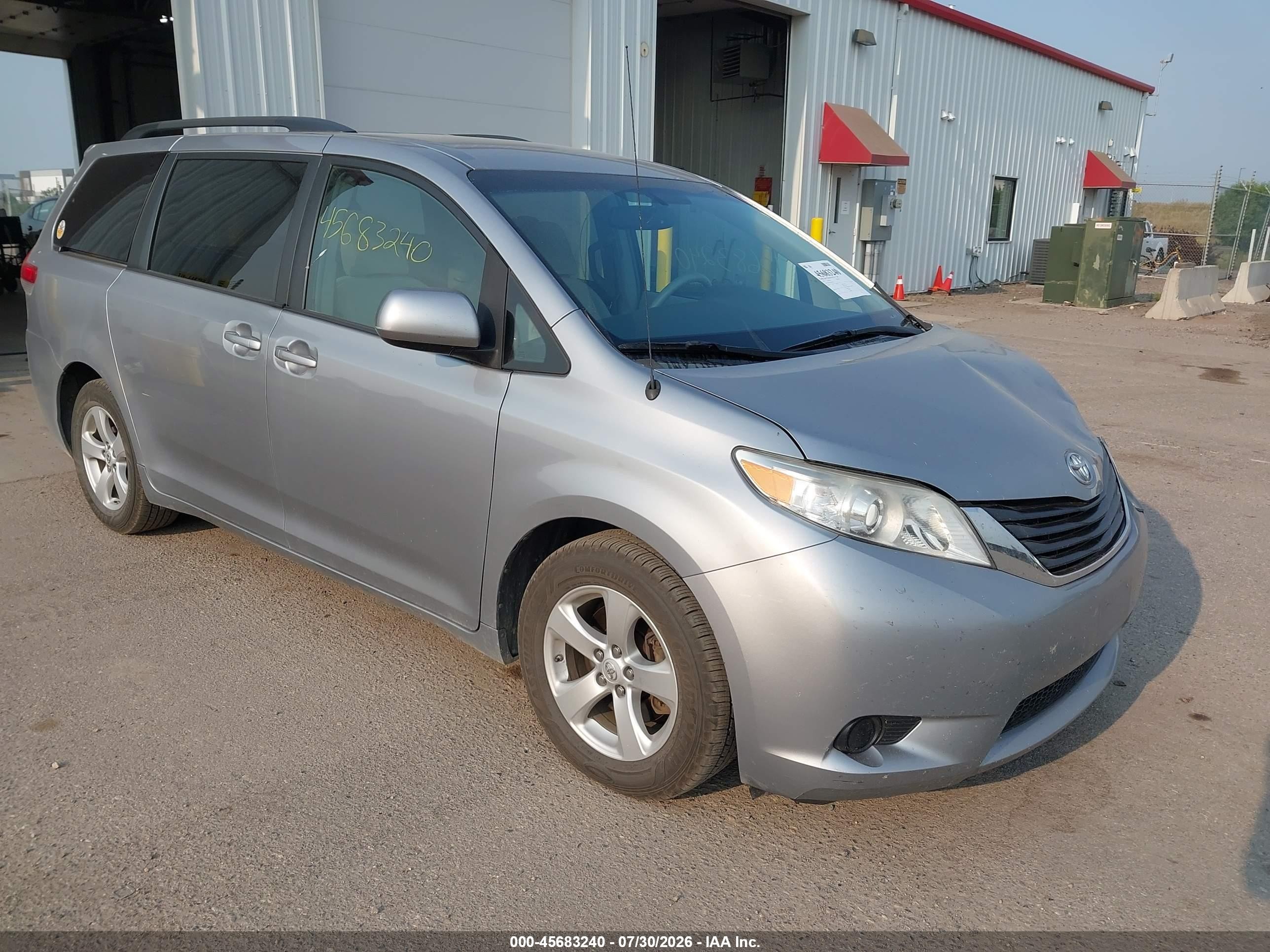 2013 Toyota Sienna Le V6 8 Passenger Silver vin: 5TDKK3DC5DS303142