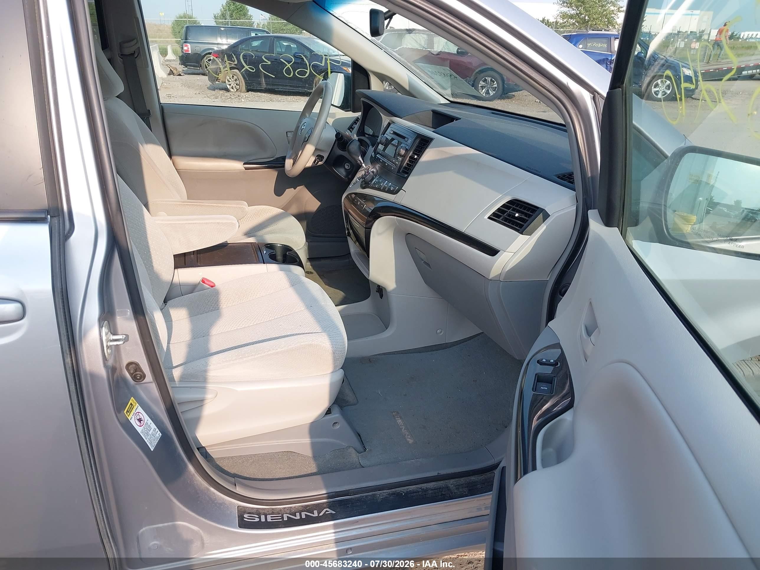 2013 Toyota Sienna Le V6 8 Passenger Silver vin: 5TDKK3DC5DS303142