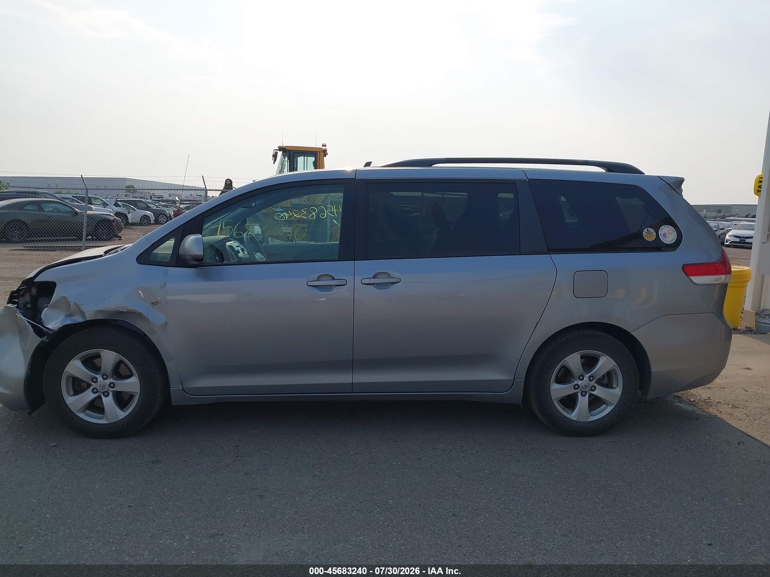 2013 Toyota Sienna Le V6 8 Passenger Silver vin: 5TDKK3DC5DS303142