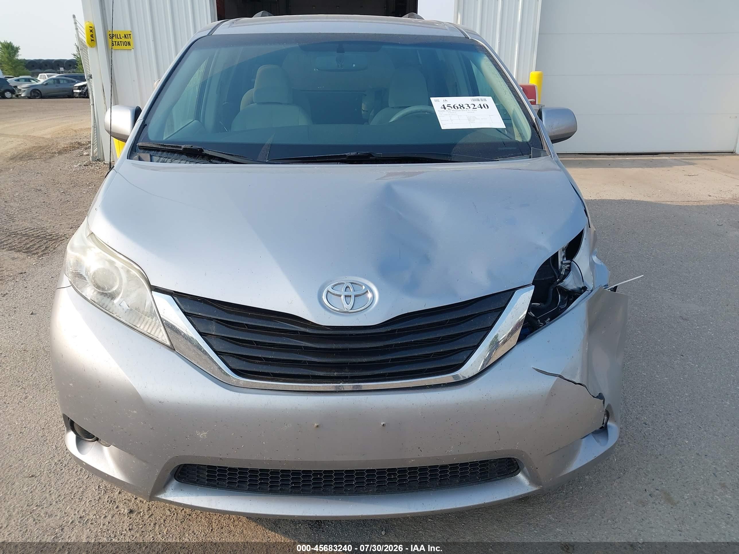 2013 Toyota Sienna Le V6 8 Passenger Silver vin: 5TDKK3DC5DS303142