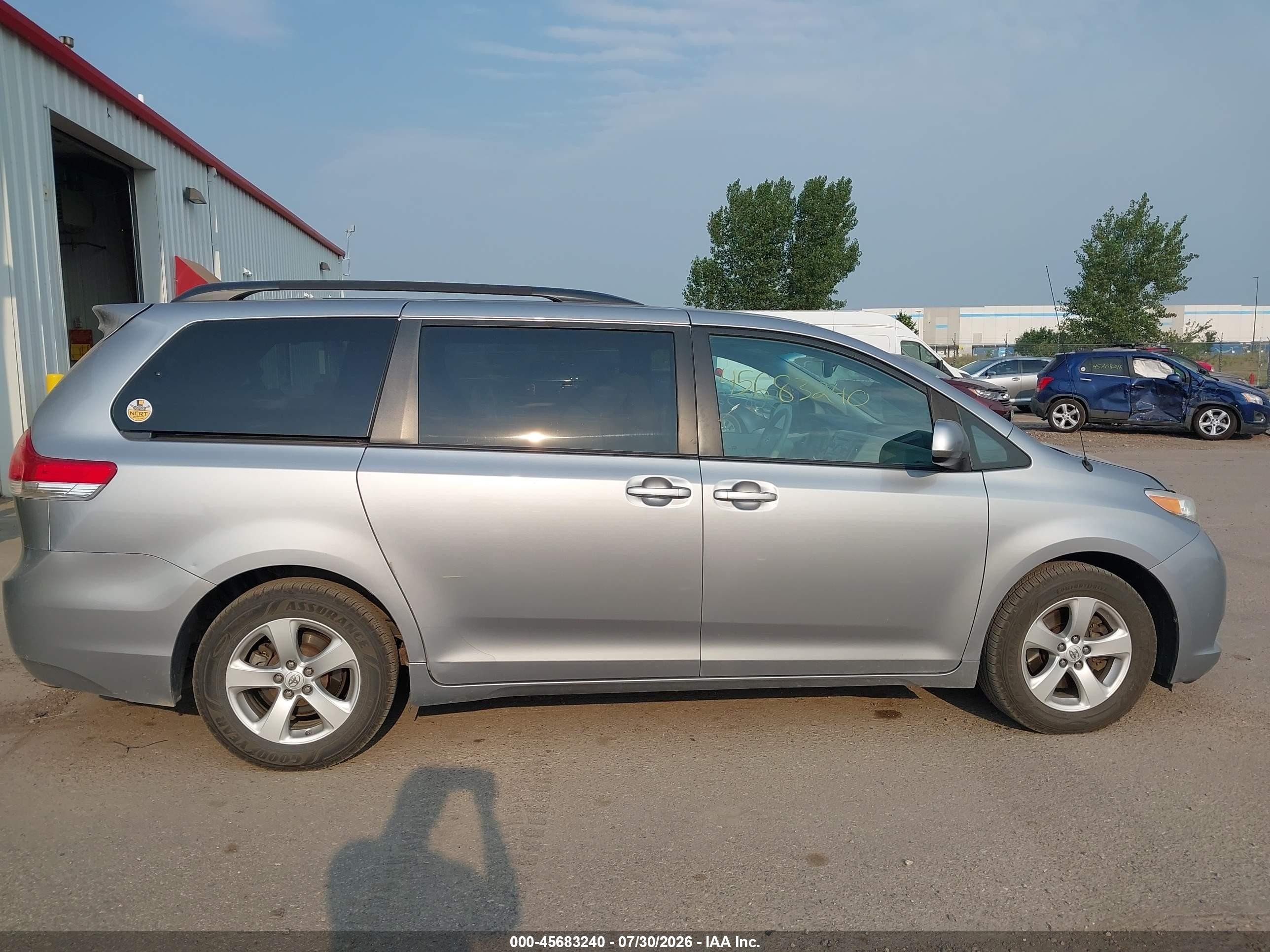 2013 Toyota Sienna Le V6 8 Passenger Silver vin: 5TDKK3DC5DS303142