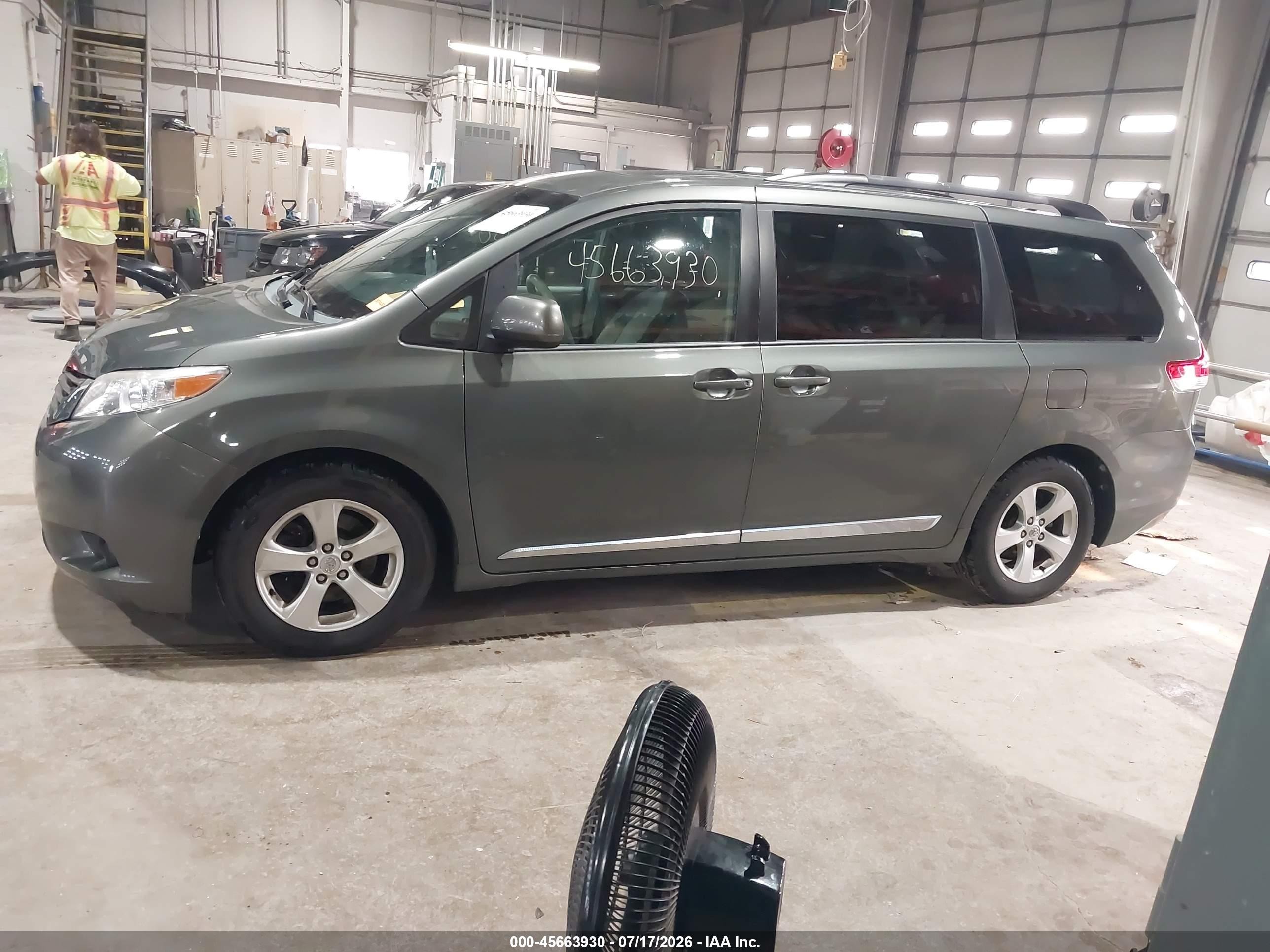 2013 Toyota Sienna Le V6 8 Passenger Gray vin: 5TDKK3DC5DS325870