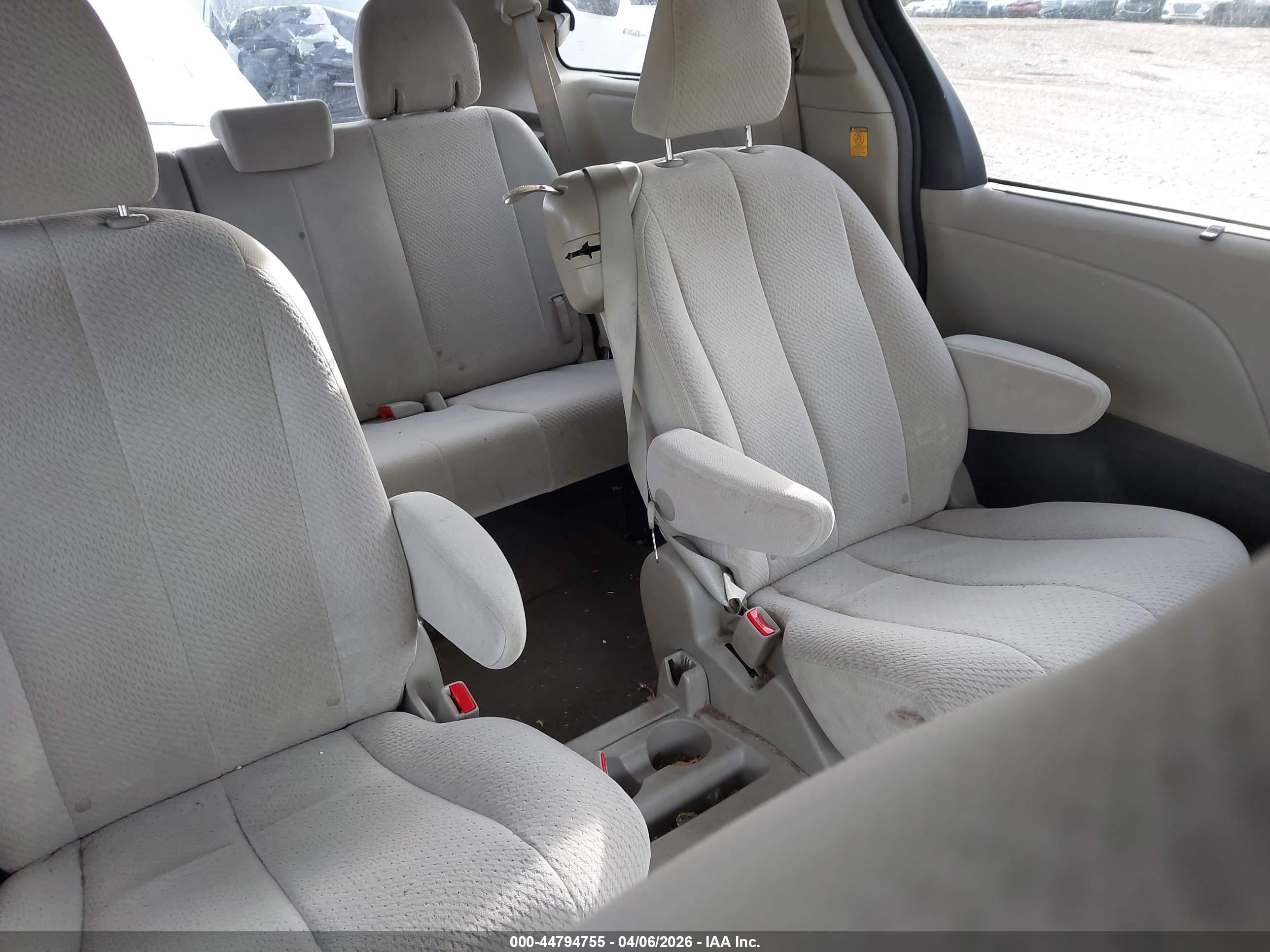 2013 Toyota Sienna Le V6 8 Passenger Gray vin: 5TDKK3DC5DS333340