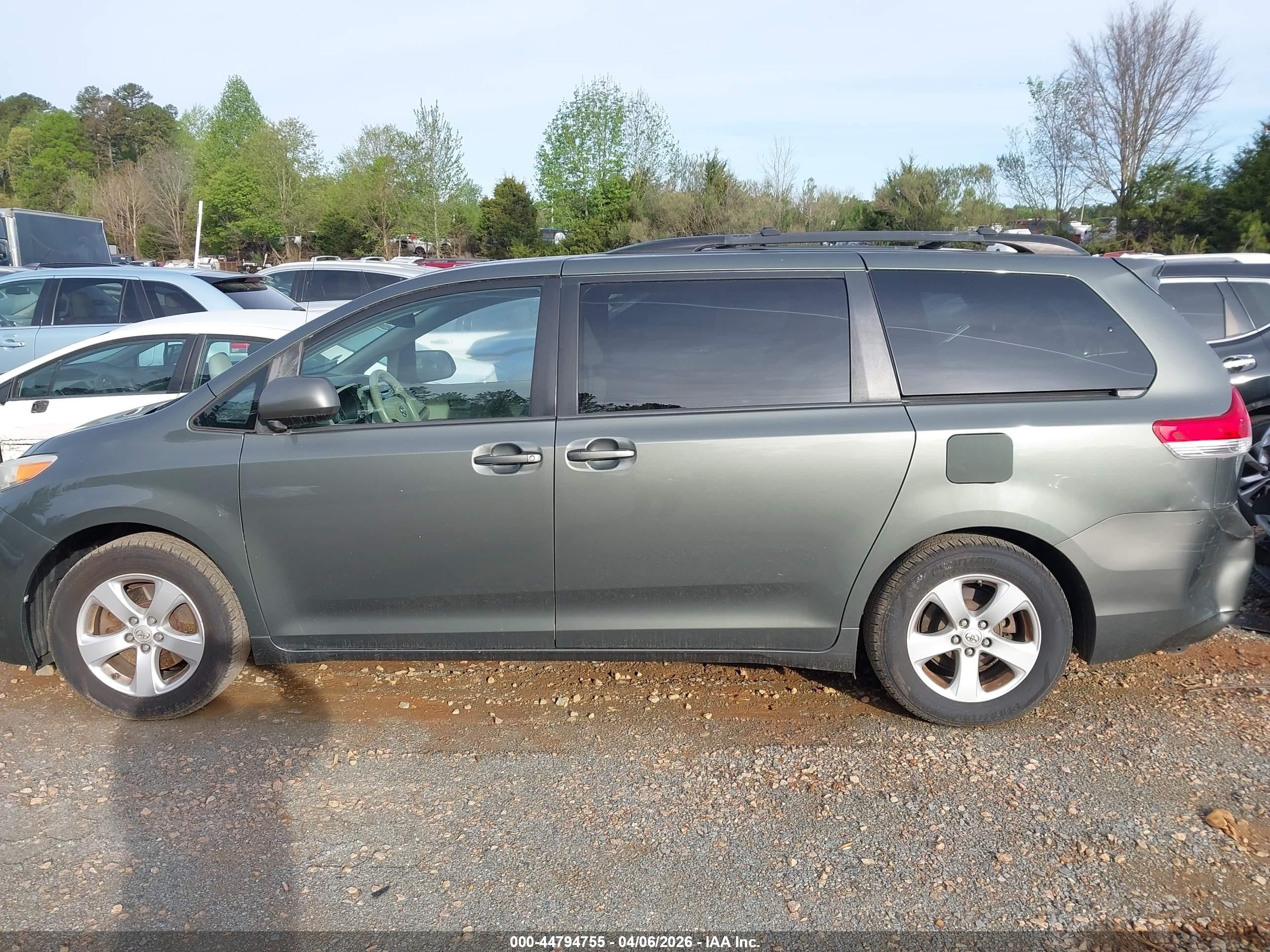 2013 Toyota Sienna Le V6 8 Passenger Gray vin: 5TDKK3DC5DS333340