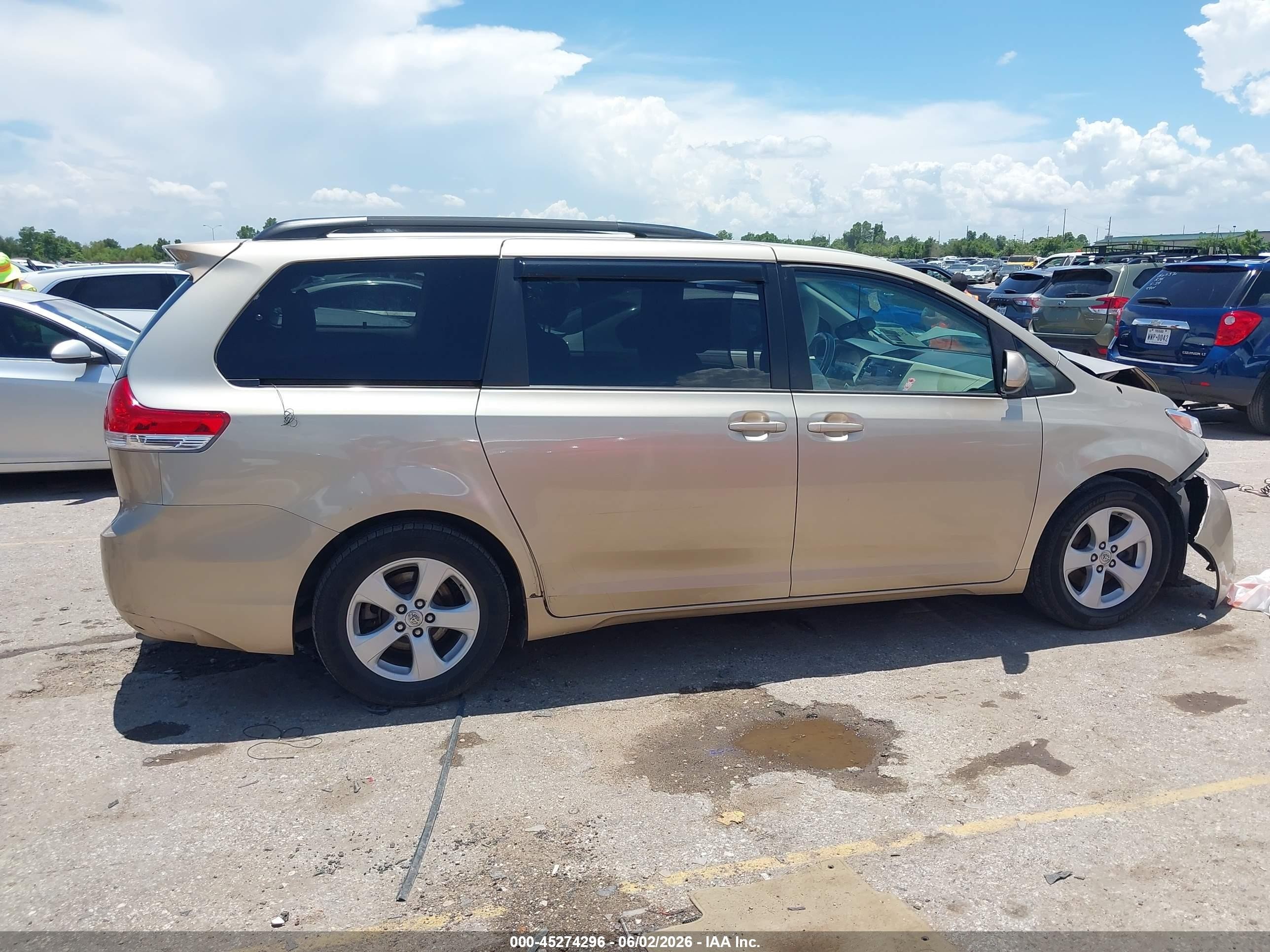 2013 Toyota Sienna Le V6 8 Passenger Бежевый vin: 5TDKK3DC5DS334195