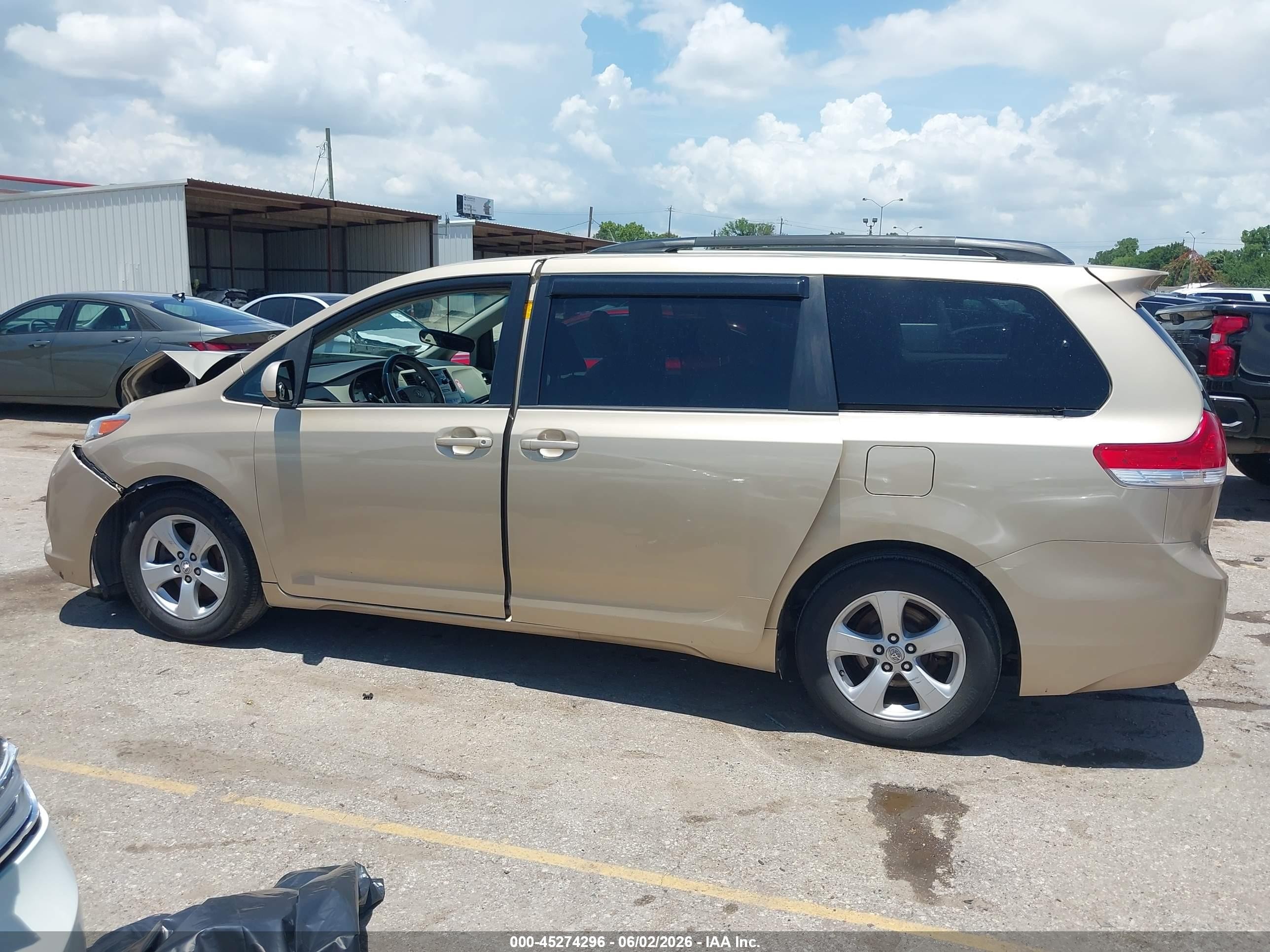 2013 Toyota Sienna Le V6 8 Passenger Бежевый vin: 5TDKK3DC5DS334195