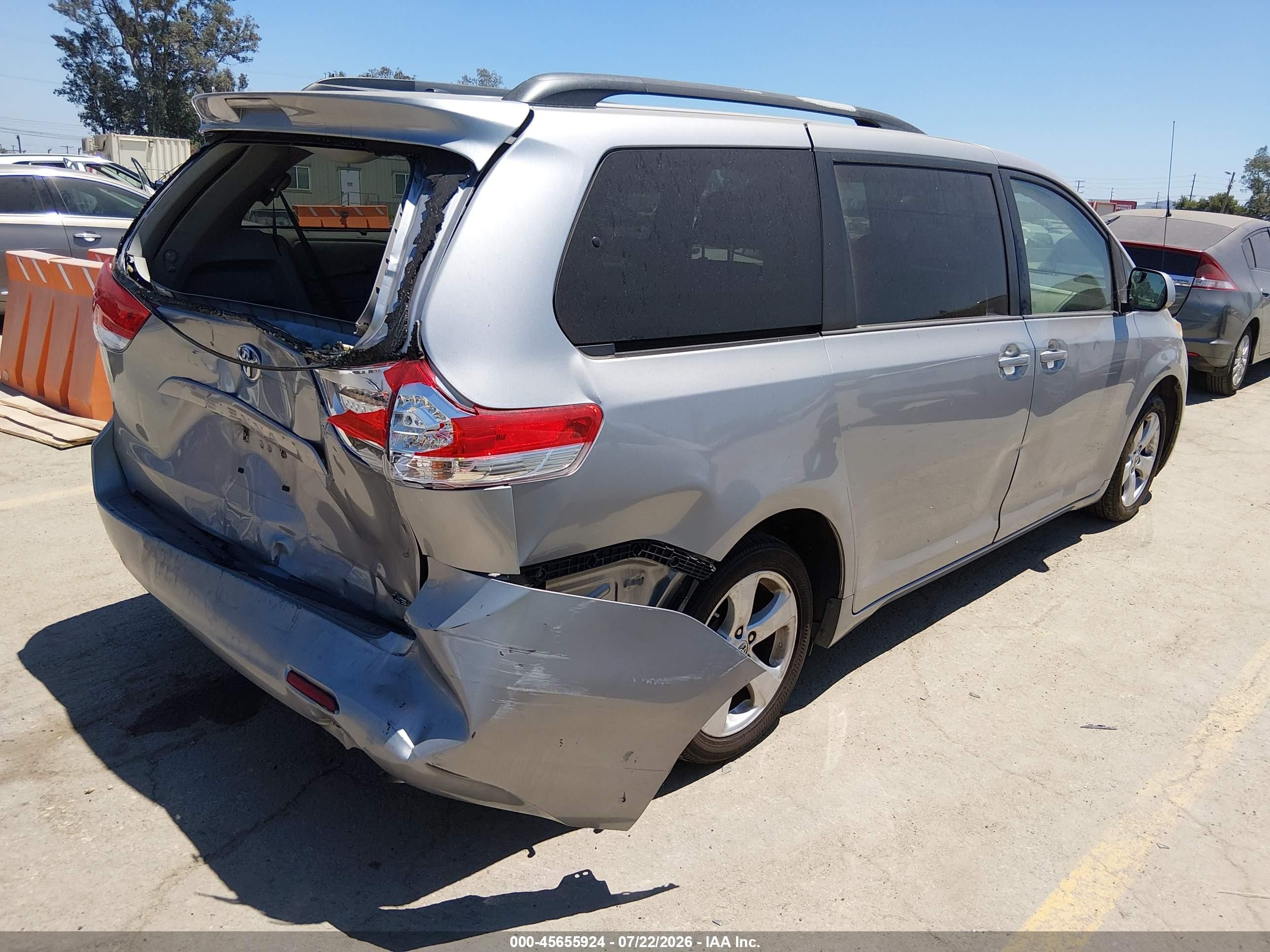 2013 Toyota Sienna Le V6 8 Passenger Silver vin: 5TDKK3DC5DS341633