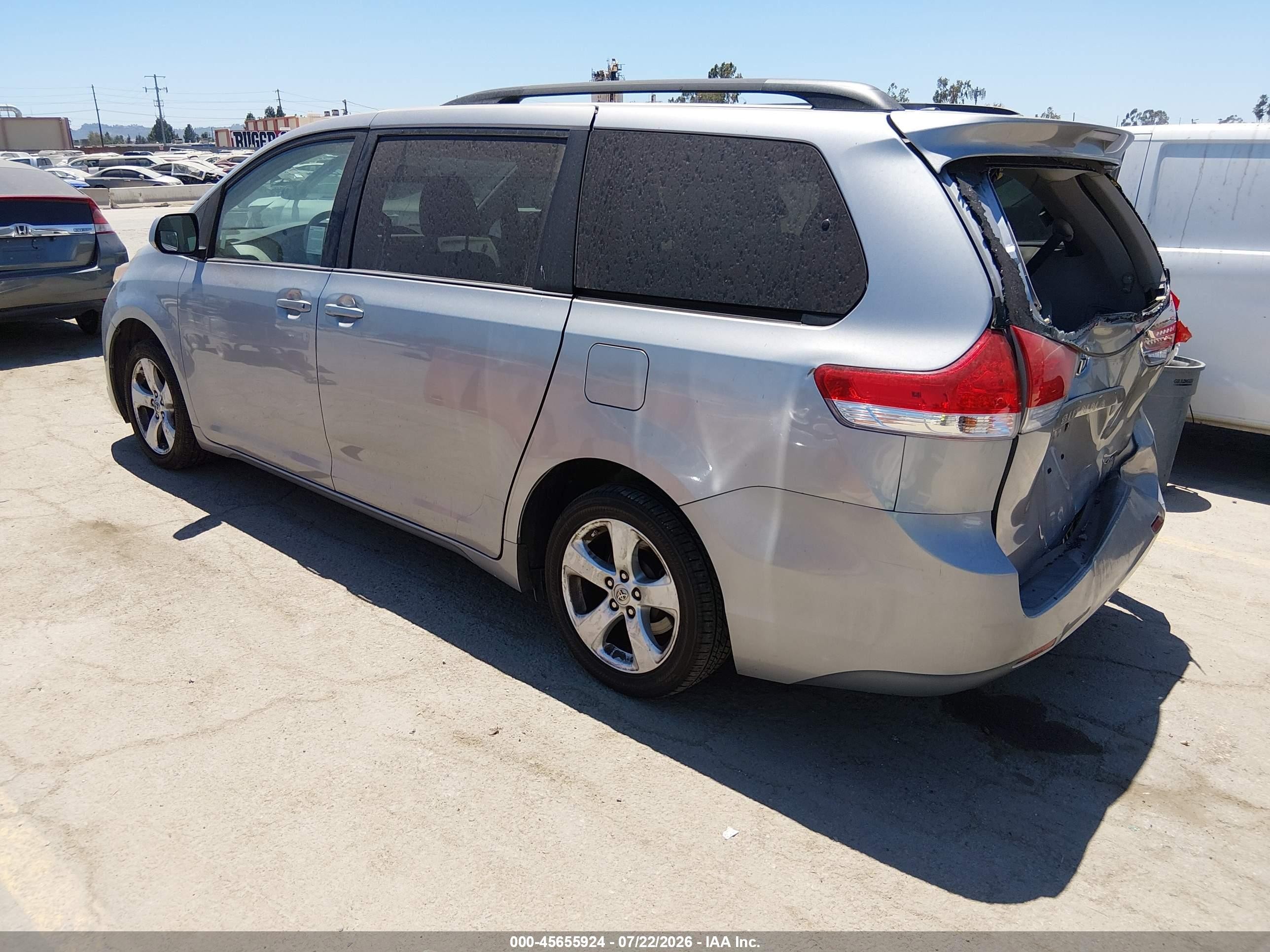 2013 Toyota Sienna Le V6 8 Passenger Silver vin: 5TDKK3DC5DS341633