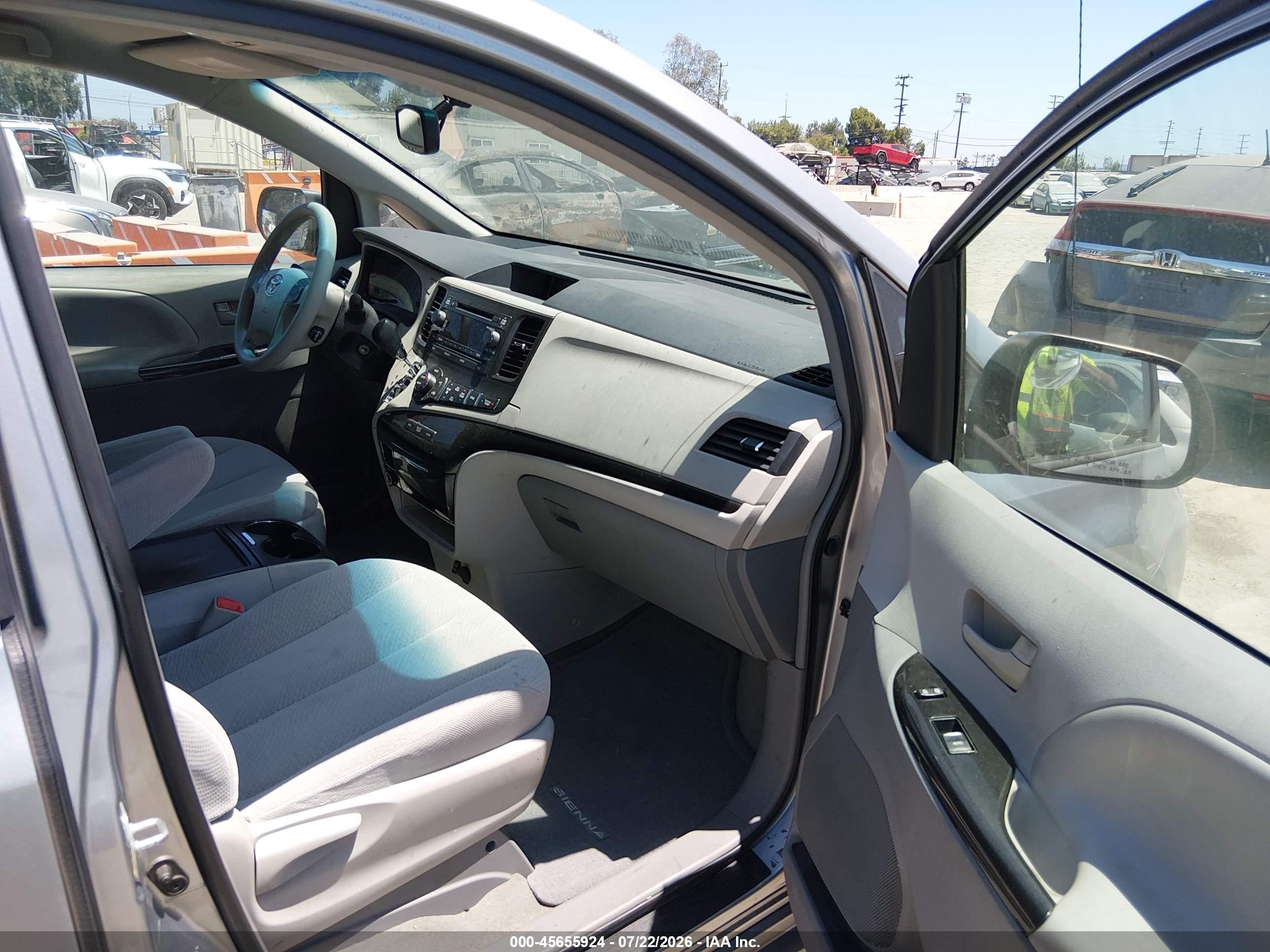 2013 Toyota Sienna Le V6 8 Passenger Silver vin: 5TDKK3DC5DS341633