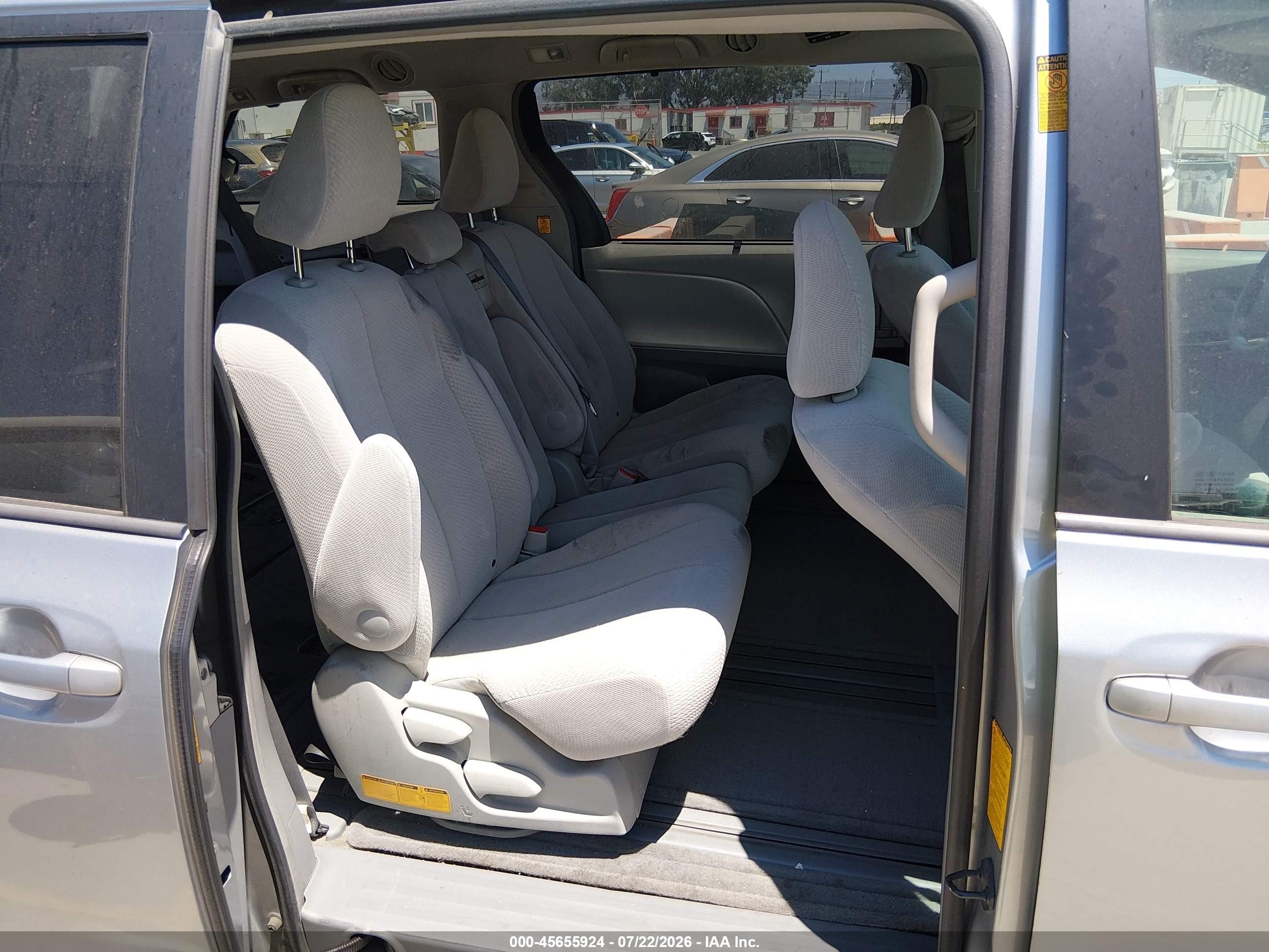 2013 Toyota Sienna Le V6 8 Passenger Silver vin: 5TDKK3DC5DS341633