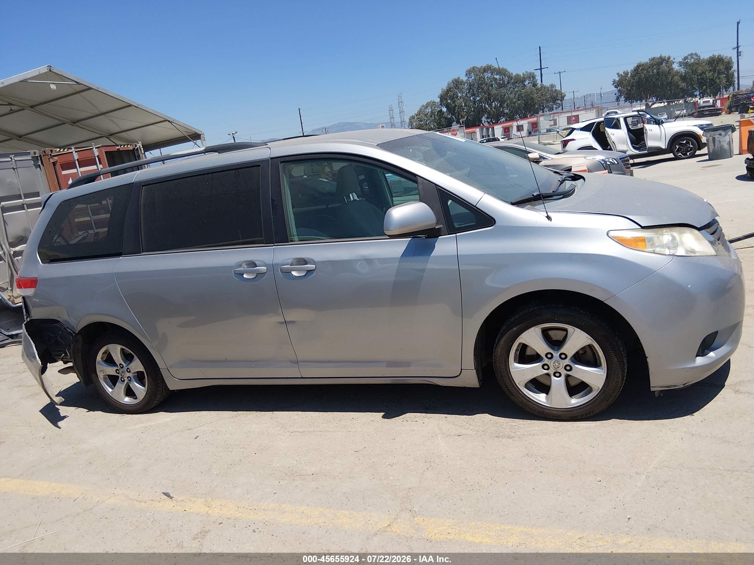 2013 Toyota Sienna Le V6 8 Passenger Silver vin: 5TDKK3DC5DS341633