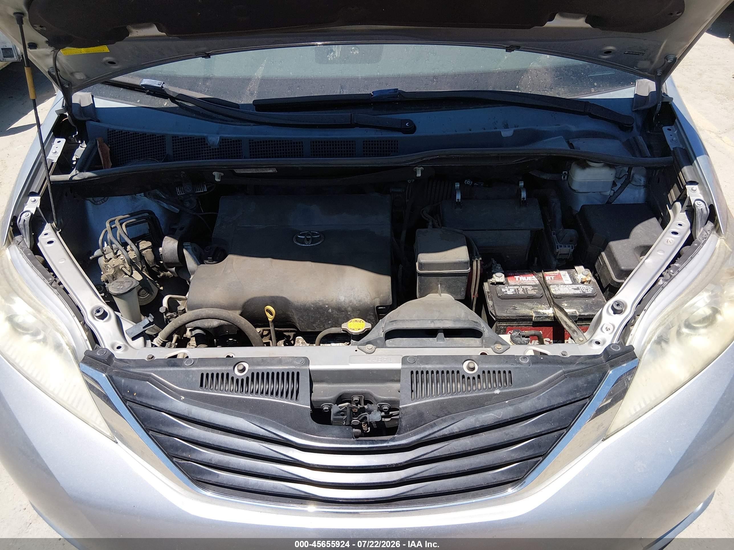 2013 Toyota Sienna Le V6 8 Passenger Silver vin: 5TDKK3DC5DS341633