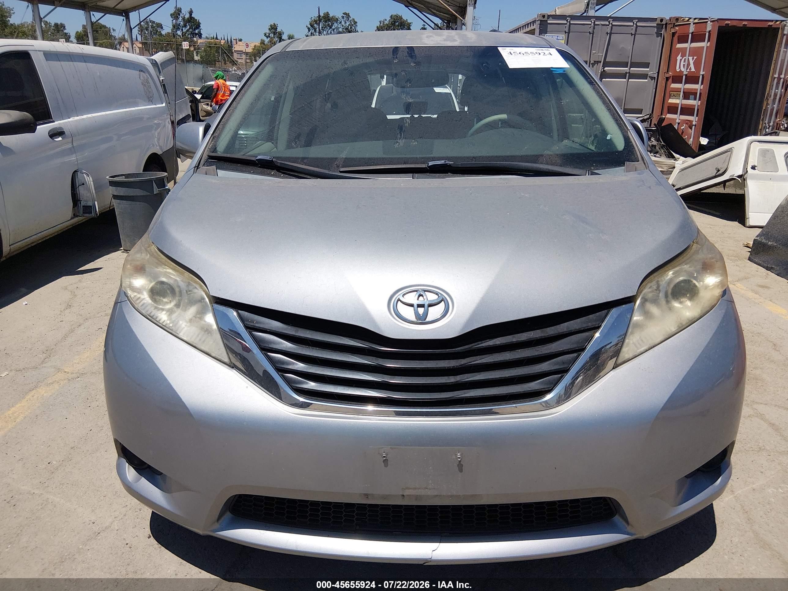 2013 Toyota Sienna Le V6 8 Passenger Silver vin: 5TDKK3DC5DS341633