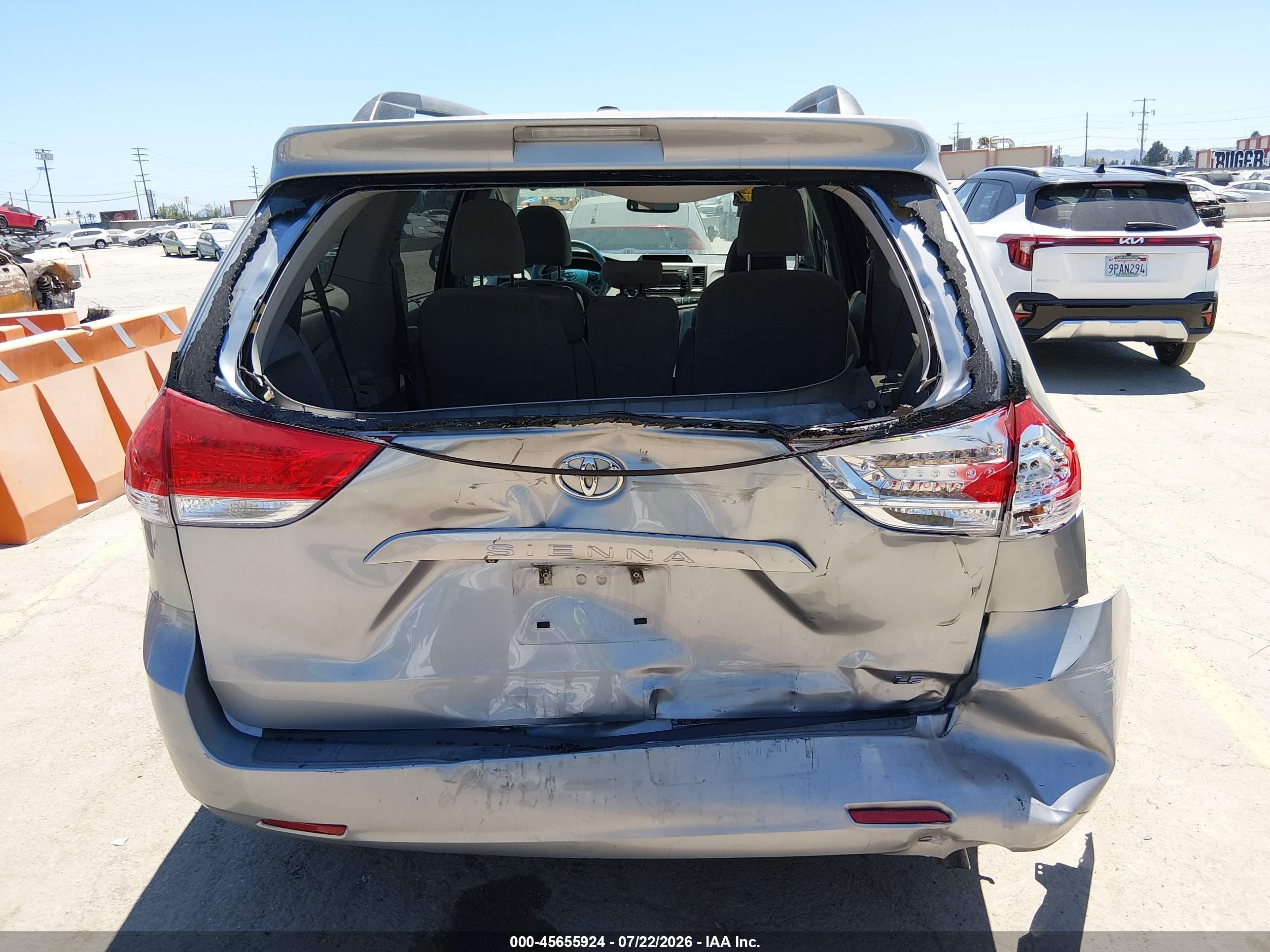 2013 Toyota Sienna Le V6 8 Passenger Silver vin: 5TDKK3DC5DS341633