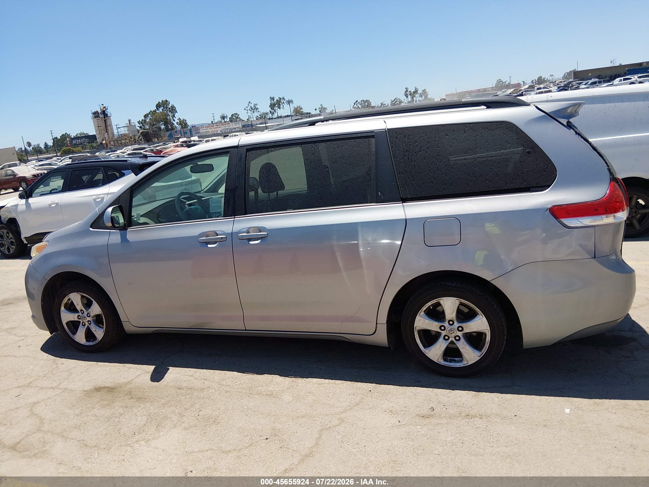 2013 Toyota Sienna Le V6 8 Passenger Silver vin: 5TDKK3DC5DS341633