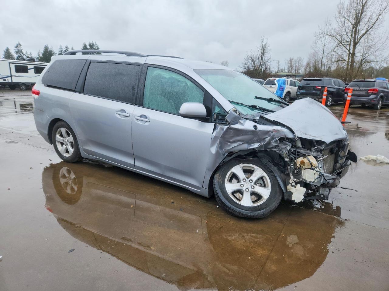 2013 Toyota Sienna Le 8-passenger Silver vin: 5TDKK3DC5DS363972