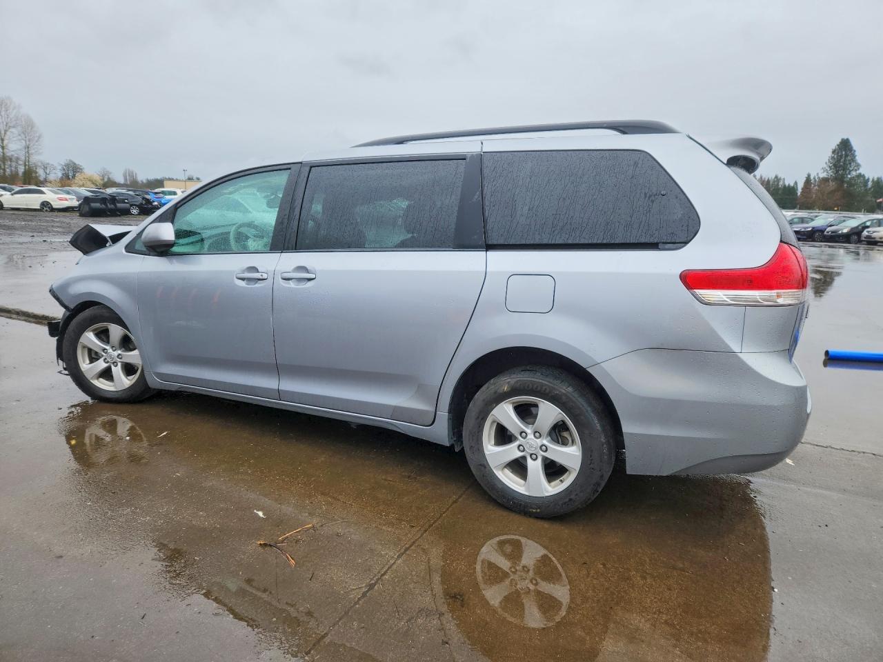 2013 Toyota Sienna Le 8-passenger Silver vin: 5TDKK3DC5DS363972