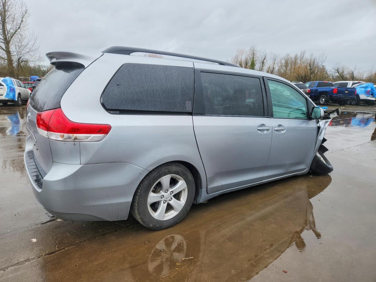 2013 Toyota Sienna Le 8-passenger Silver vin: 5TDKK3DC5DS363972