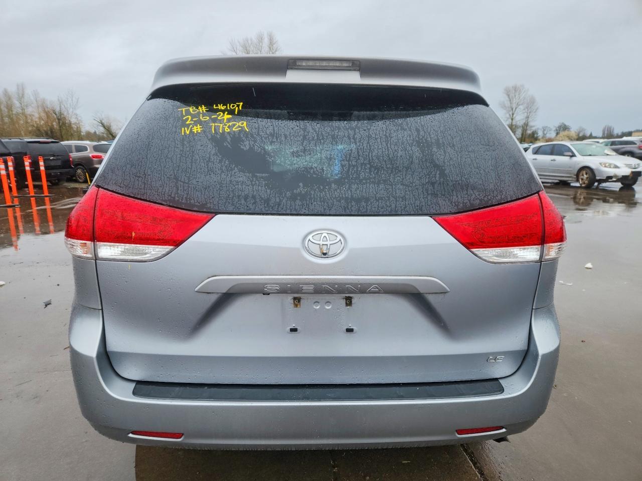 2013 Toyota Sienna Le 8-passenger Silver vin: 5TDKK3DC5DS363972