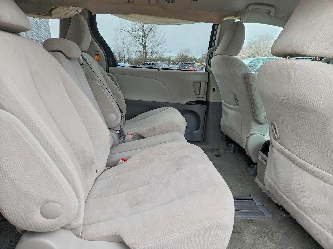 2013 Toyota Sienna Le 8-passenger Silver vin: 5TDKK3DC5DS363972