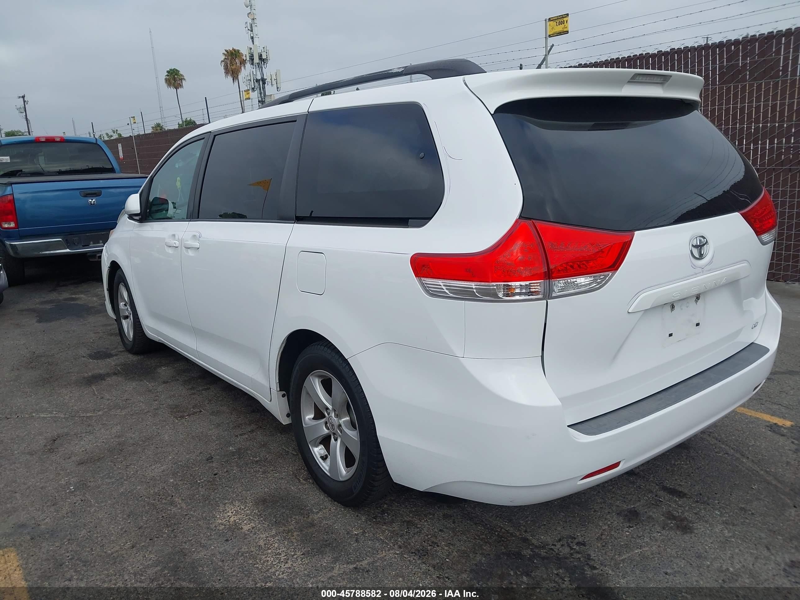2013 Toyota Sienna Le V6 8 Passenger Белый vin: 5TDKK3DC5DS369822