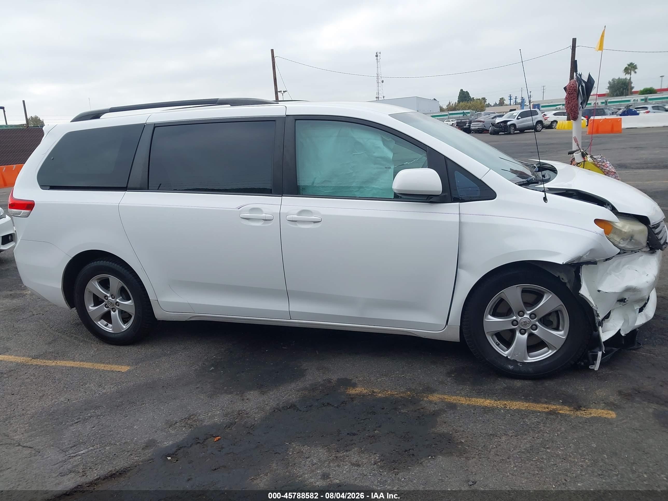 2013 Toyota Sienna Le V6 8 Passenger Белый vin: 5TDKK3DC5DS369822