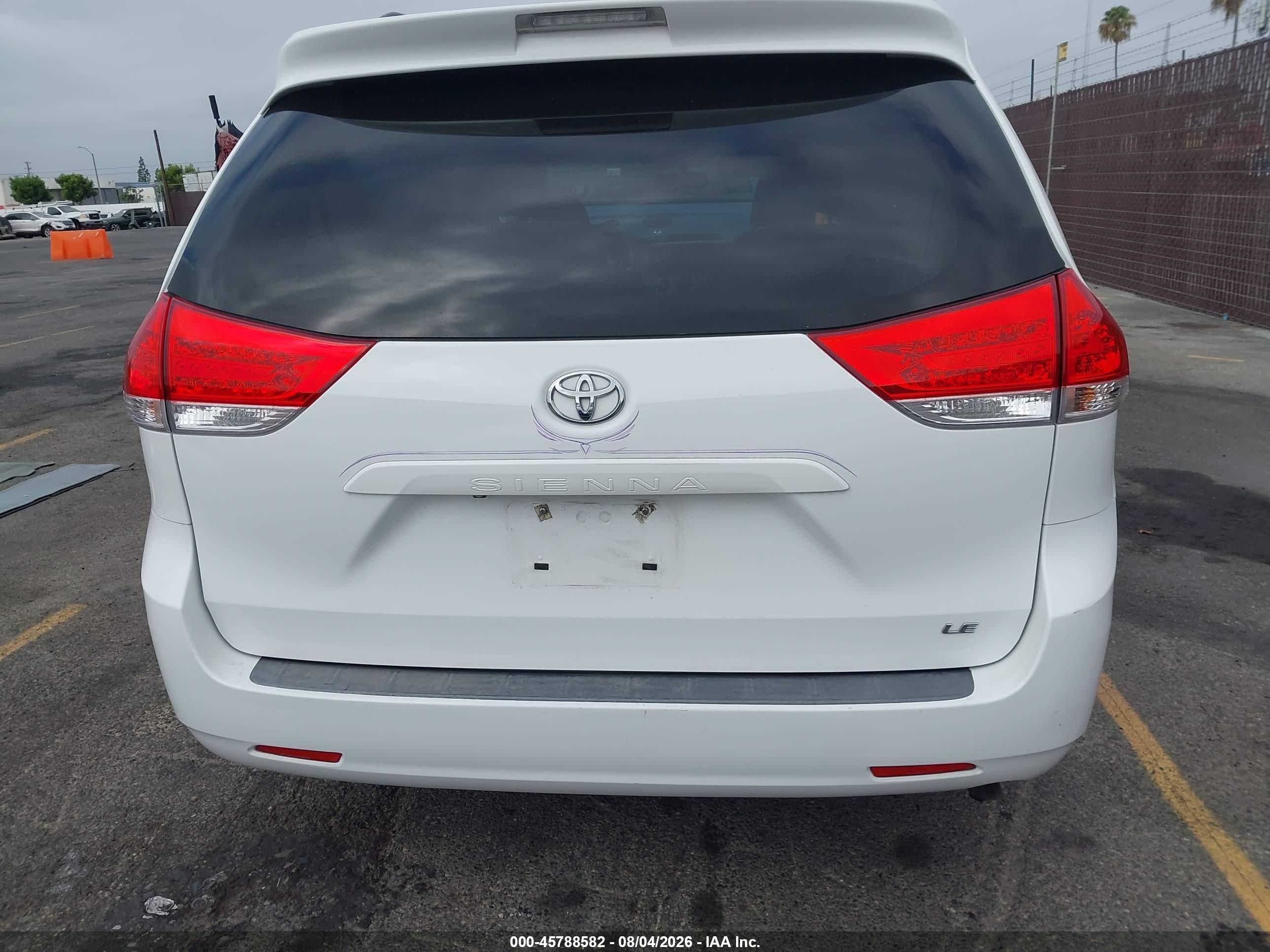 2013 Toyota Sienna Le V6 8 Passenger Белый vin: 5TDKK3DC5DS369822