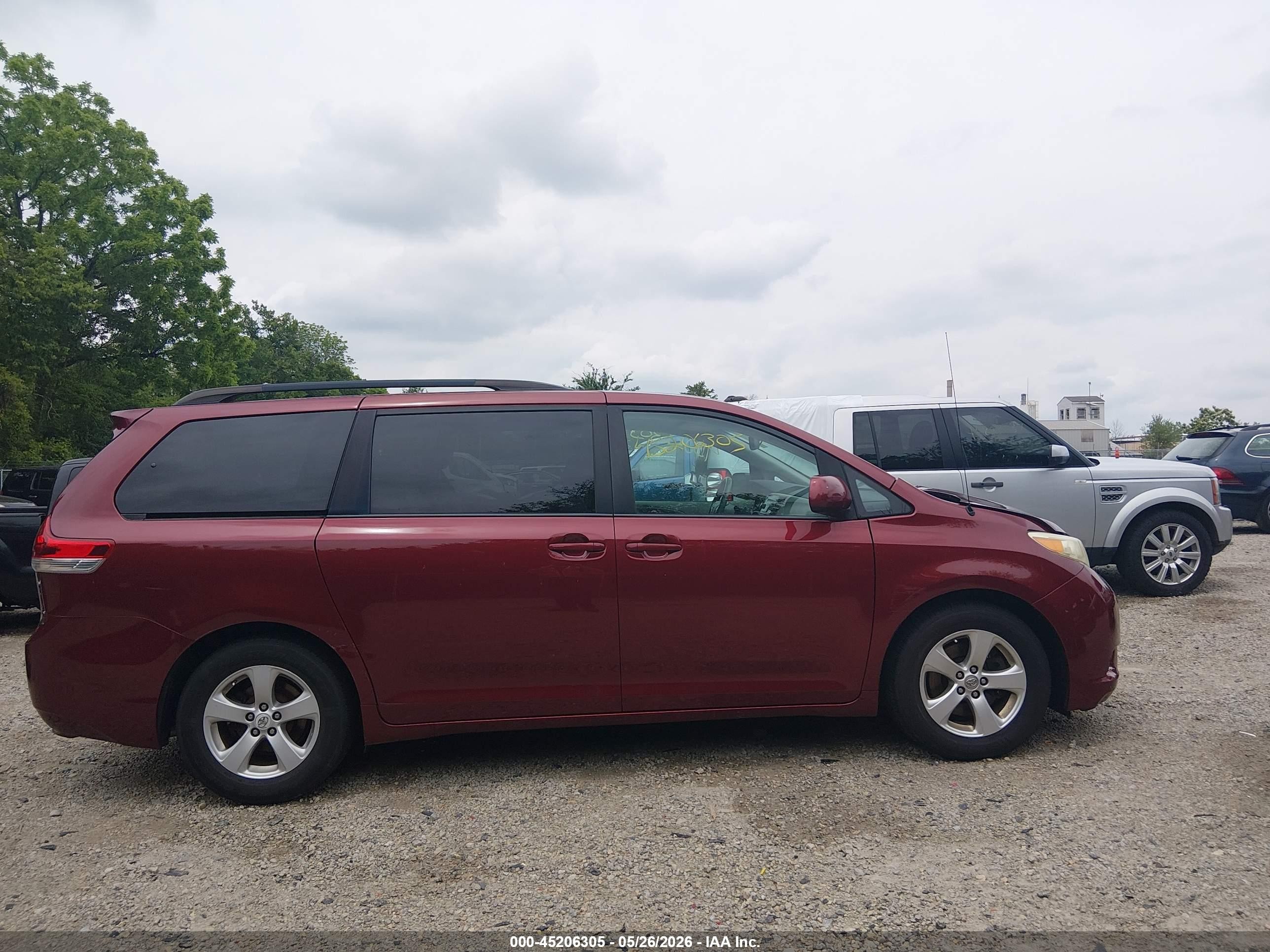 2013 Toyota Sienna Le V6 8 Passenger Красный vin: 5TDKK3DC5DS371229
