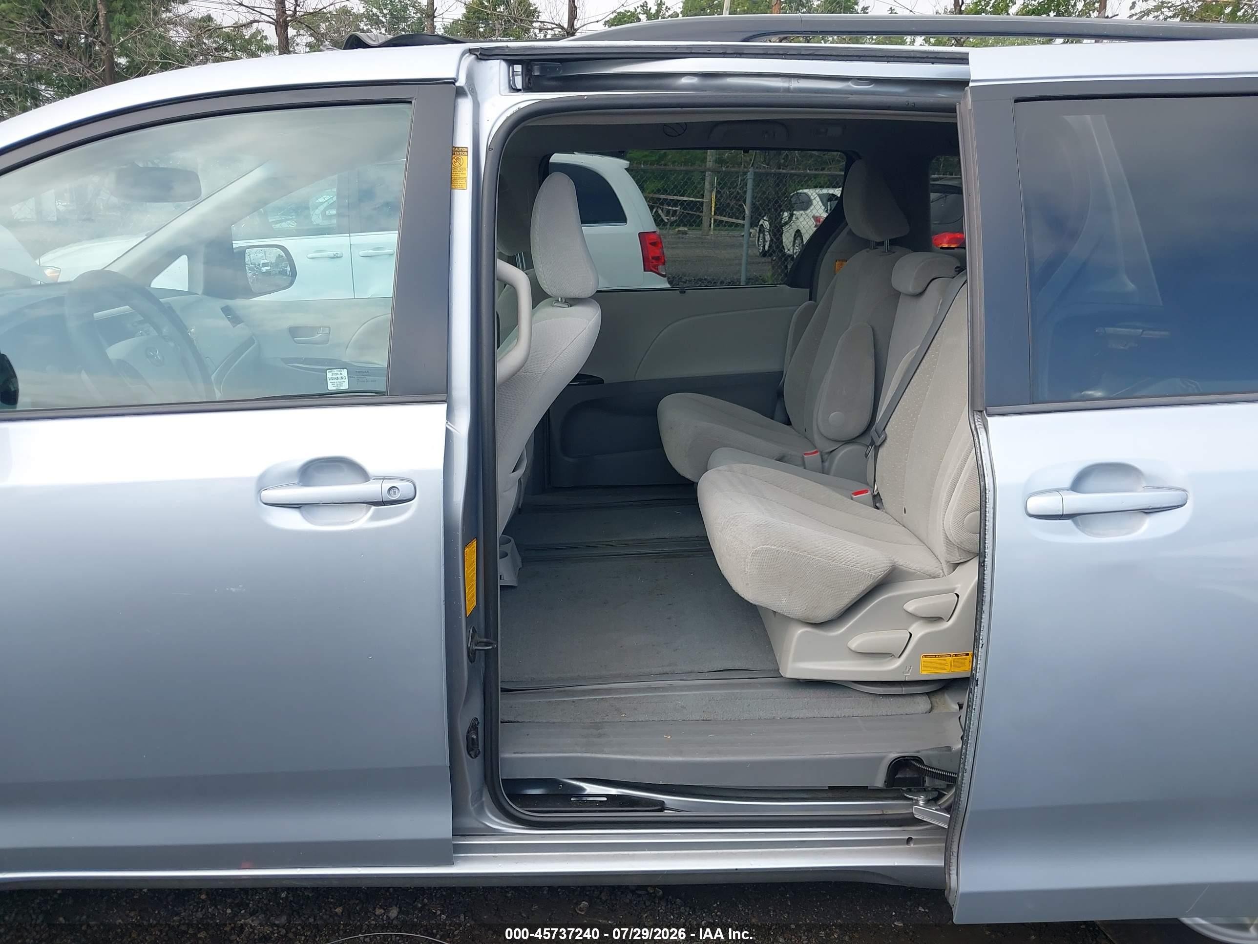 2013 Toyota Sienna Le V6 8 Passenger Light Blue vin: 5TDKK3DC5DS372073