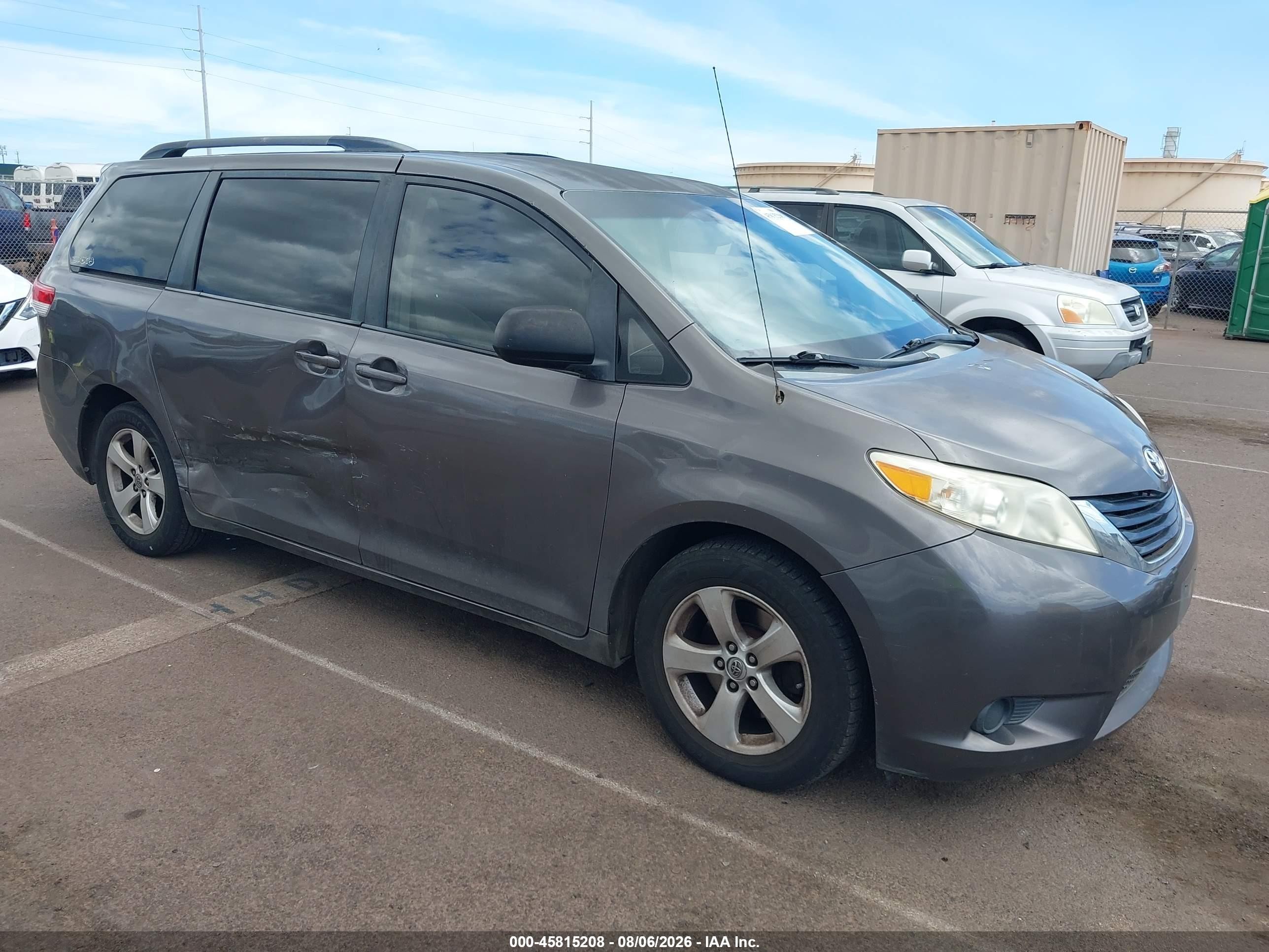 2013 Toyota Sienna Le V6 7 Passenger Auto Access Seat/le V6 8 Passenger Gray vin: 5TDKK3DC5DS395451