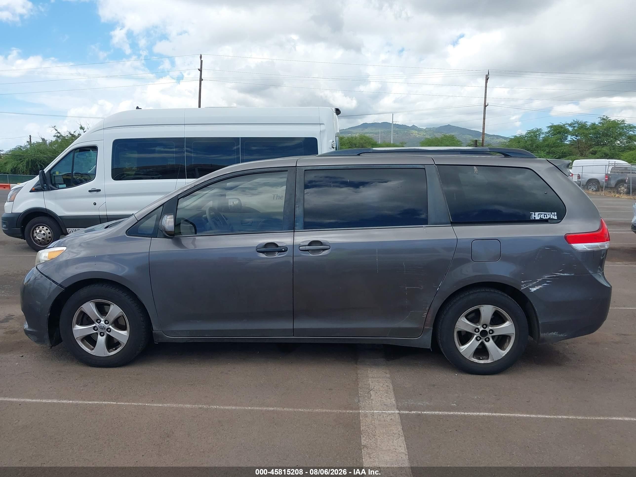 2013 Toyota Sienna Le V6 7 Passenger Auto Access Seat/le V6 8 Passenger Серый vin: 5TDKK3DC5DS395451