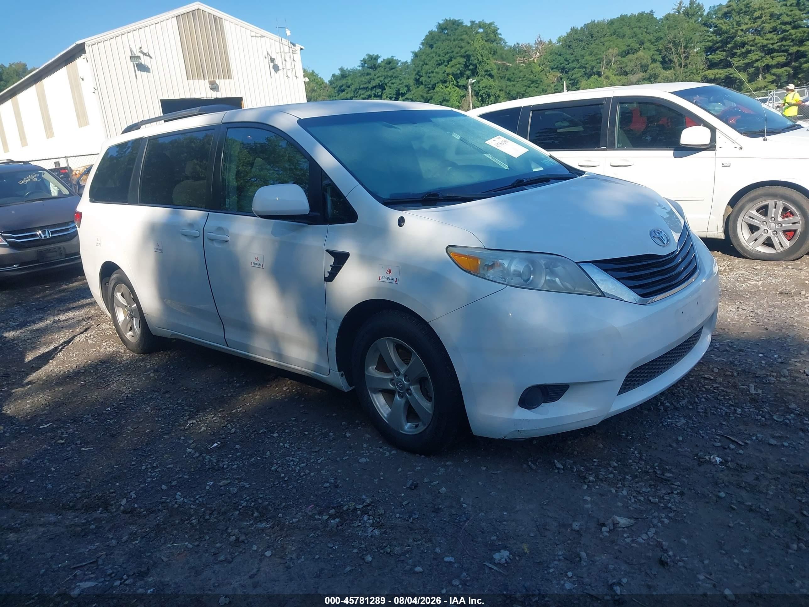 2013 Toyota Sienna Le V6 8 Passenger White vin: 5TDKK3DC5DS401653