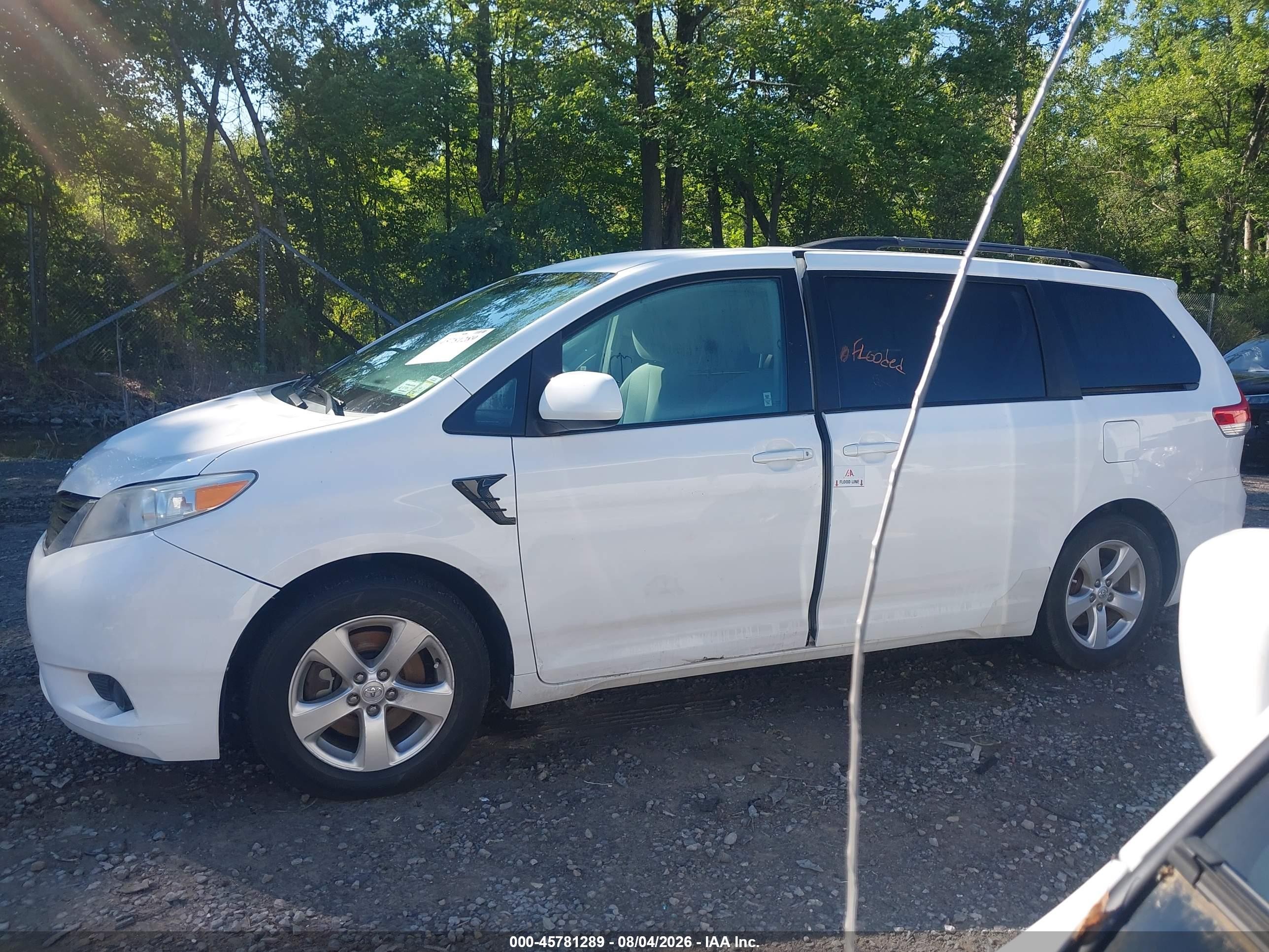 2013 Toyota Sienna Le V6 8 Passenger White vin: 5TDKK3DC5DS401653