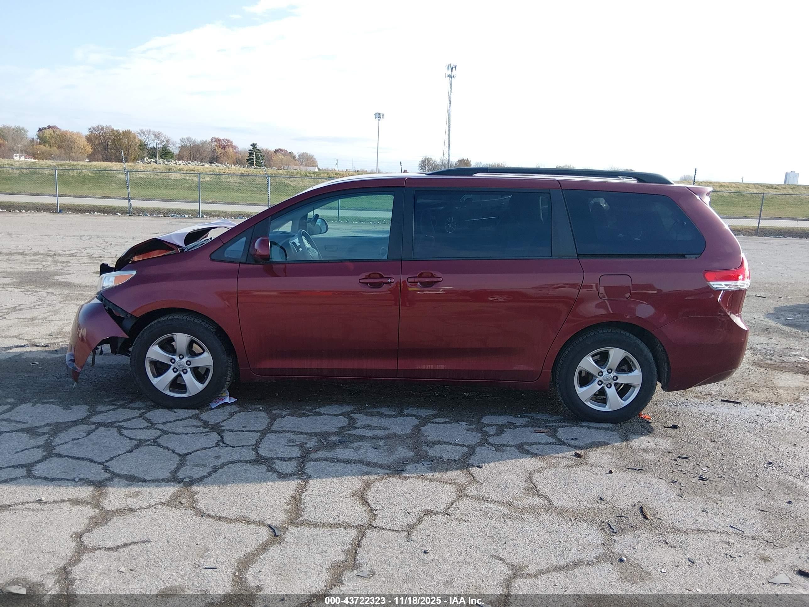 2014 Toyota Sienna Le V6 8 Passenger Maroon vin: 5TDKK3DC5ES406322