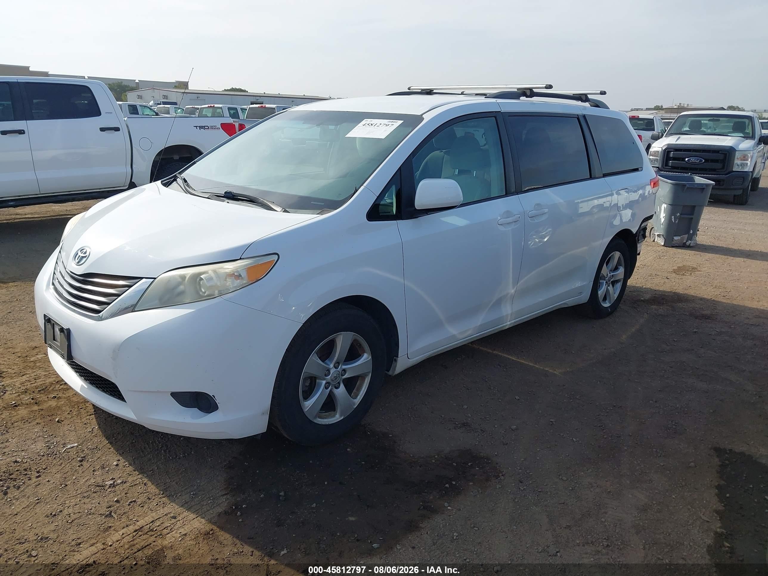 2014 Toyota Sienna Le V6 8 Passenger White vin: 5TDKK3DC5ES427011