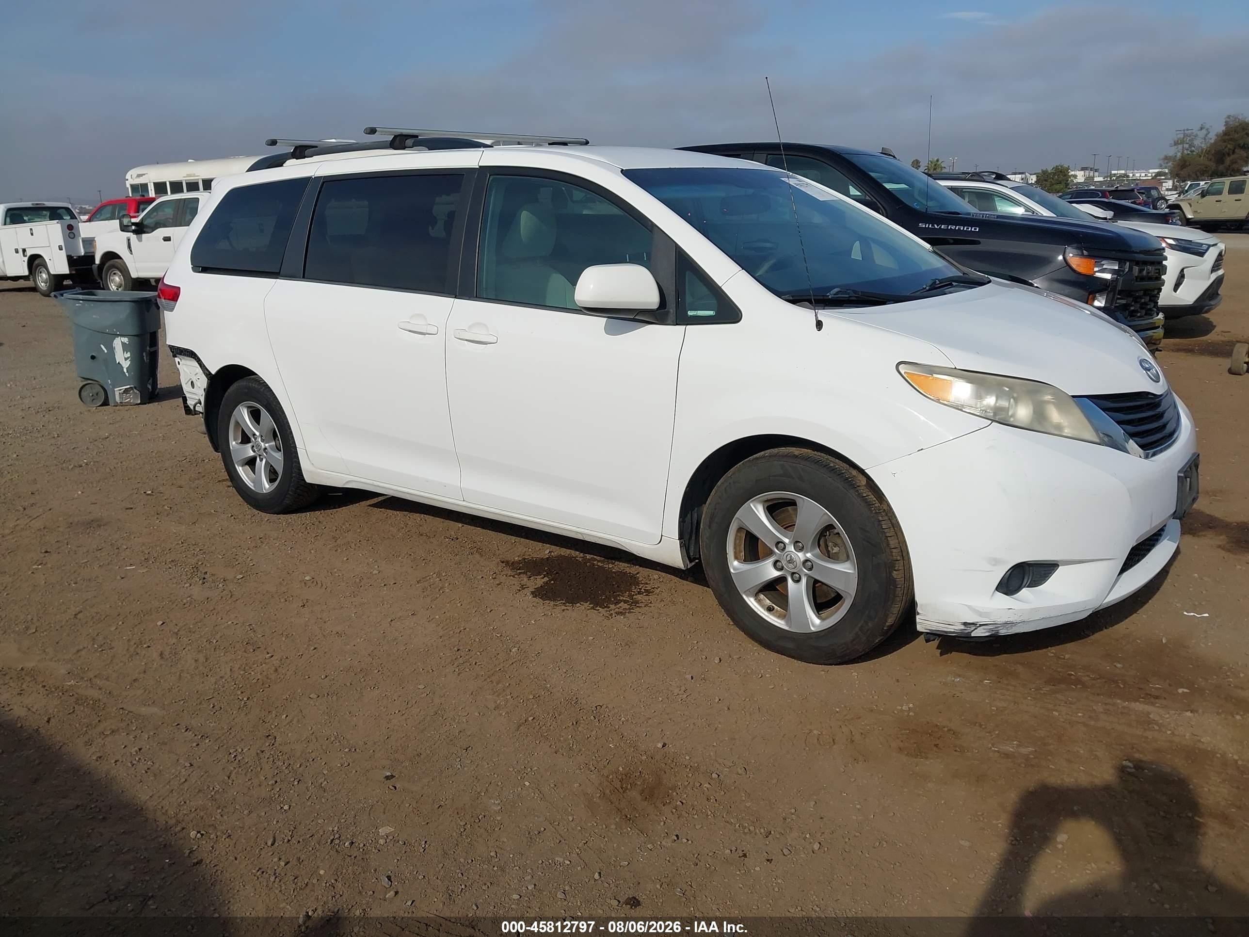 2014 Toyota Sienna Le V6 8 Passenger White vin: 5TDKK3DC5ES427011