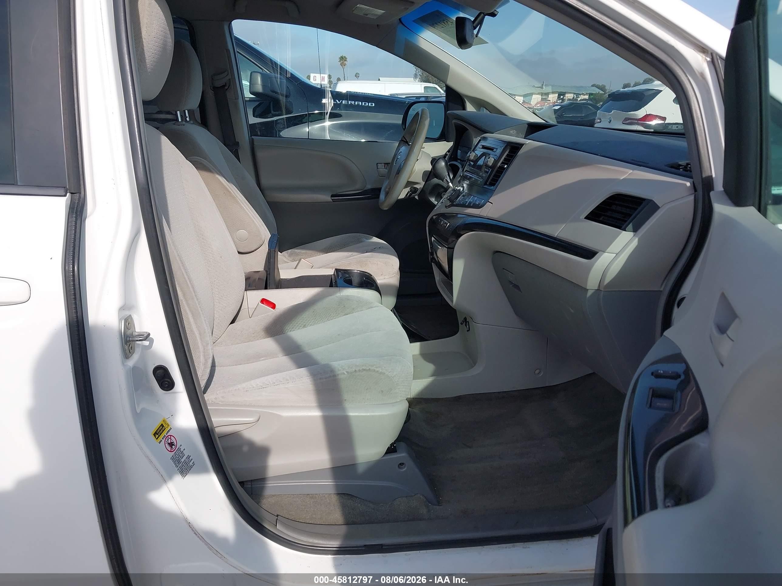 2014 Toyota Sienna Le V6 8 Passenger White vin: 5TDKK3DC5ES427011