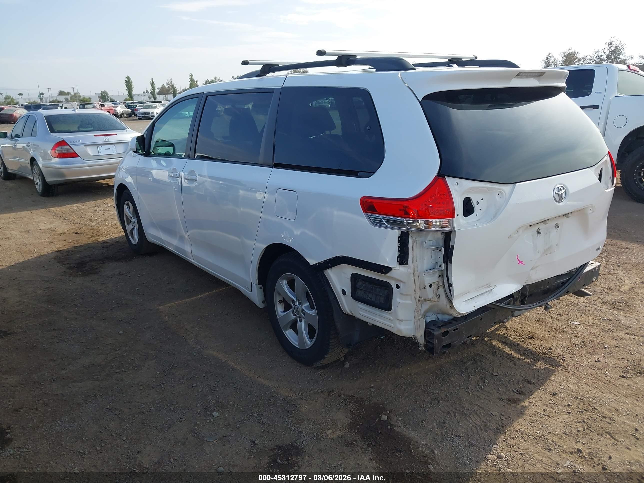 2014 Toyota Sienna Le V6 8 Passenger White vin: 5TDKK3DC5ES427011