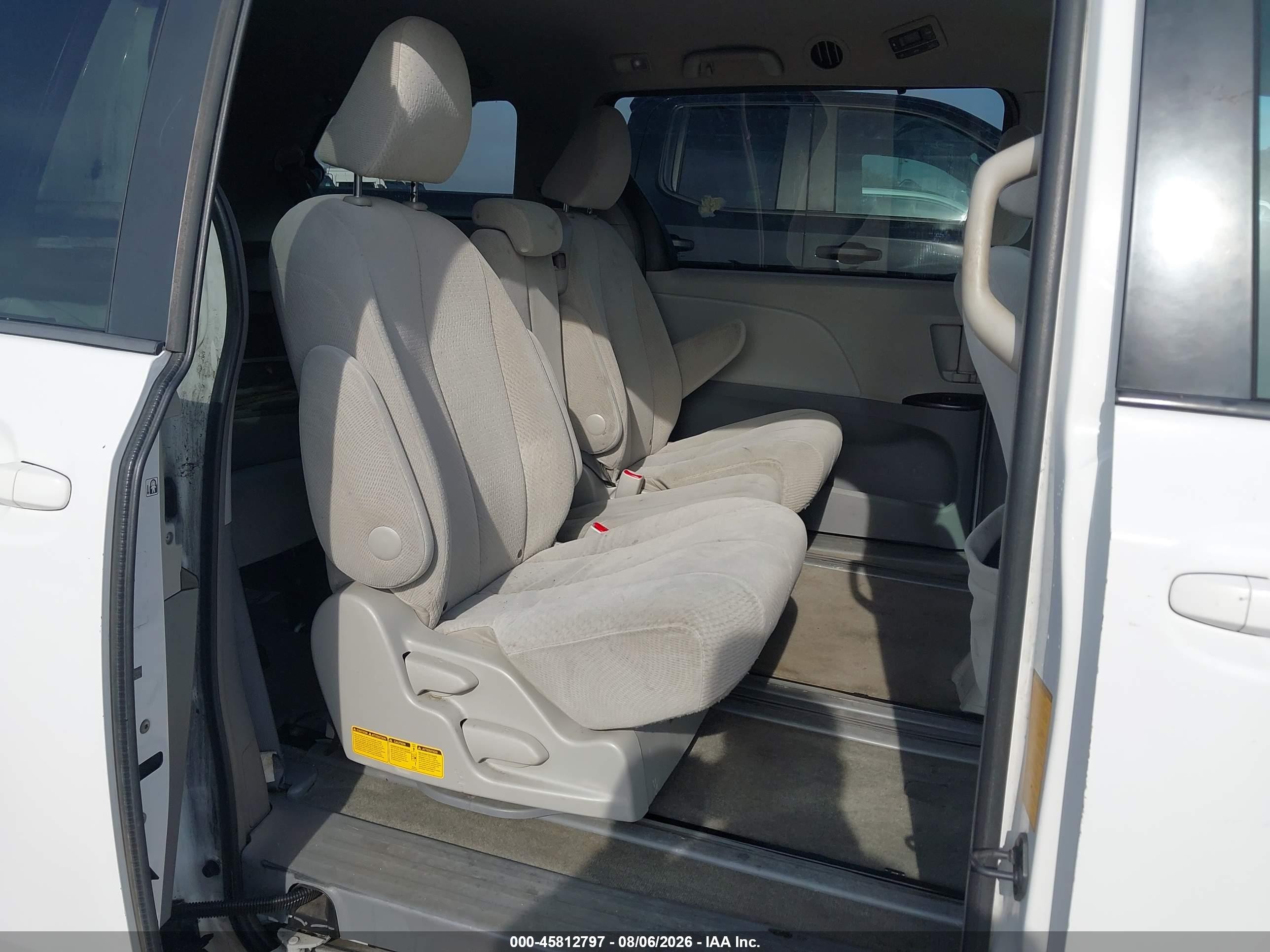 2014 Toyota Sienna Le V6 8 Passenger White vin: 5TDKK3DC5ES427011