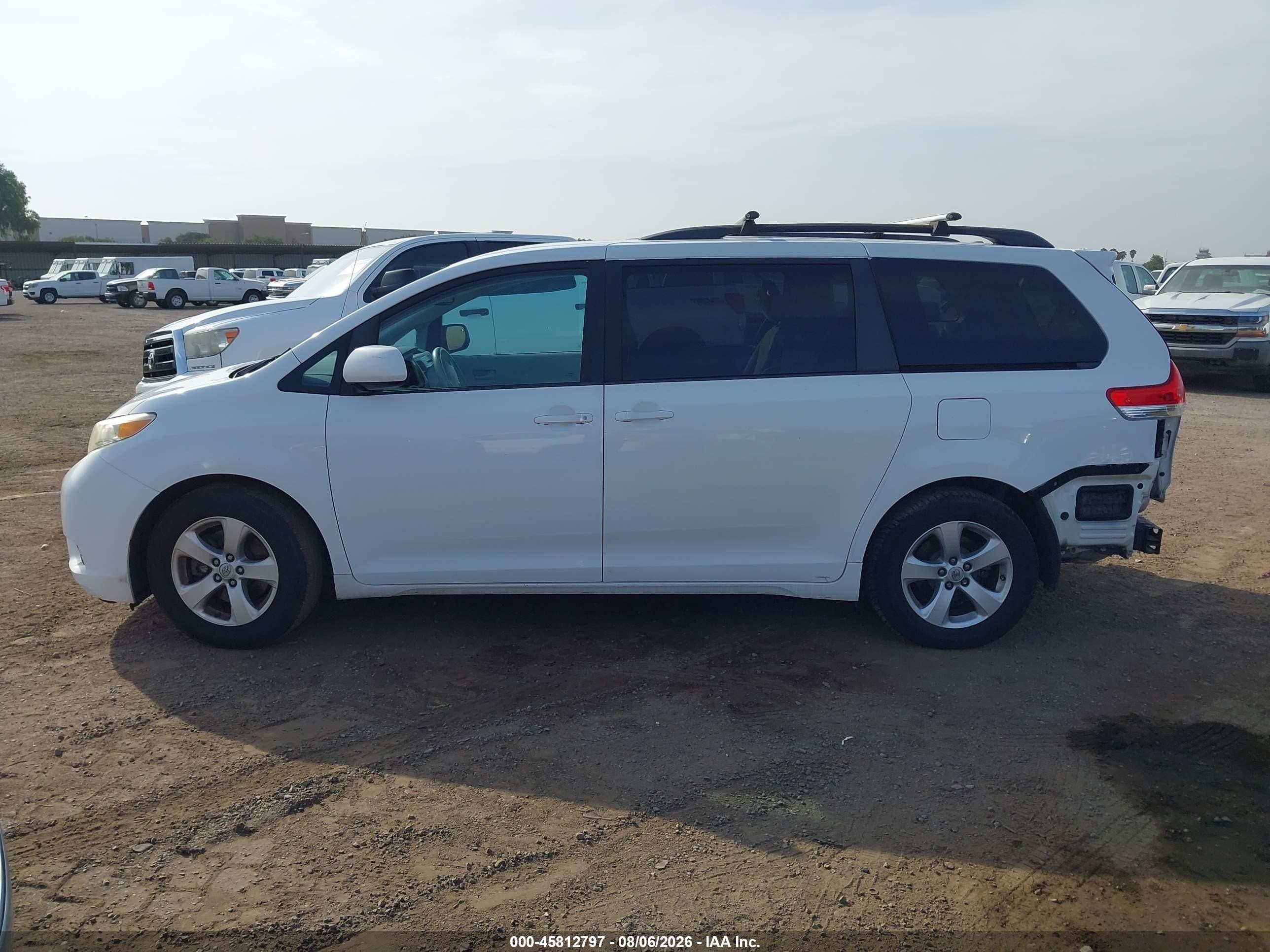 2014 Toyota Sienna Le V6 8 Passenger White vin: 5TDKK3DC5ES427011