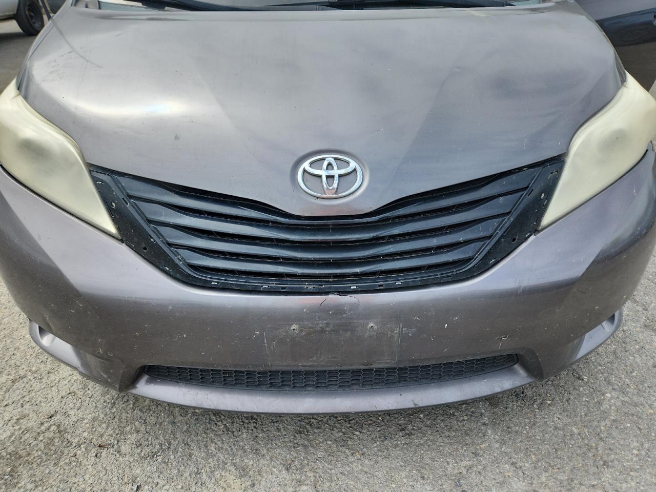 2014 Toyota Sienna Le Gray vin: 5TDKK3DC5ES435691 Damage: Grille, Broken, Replacement Required
