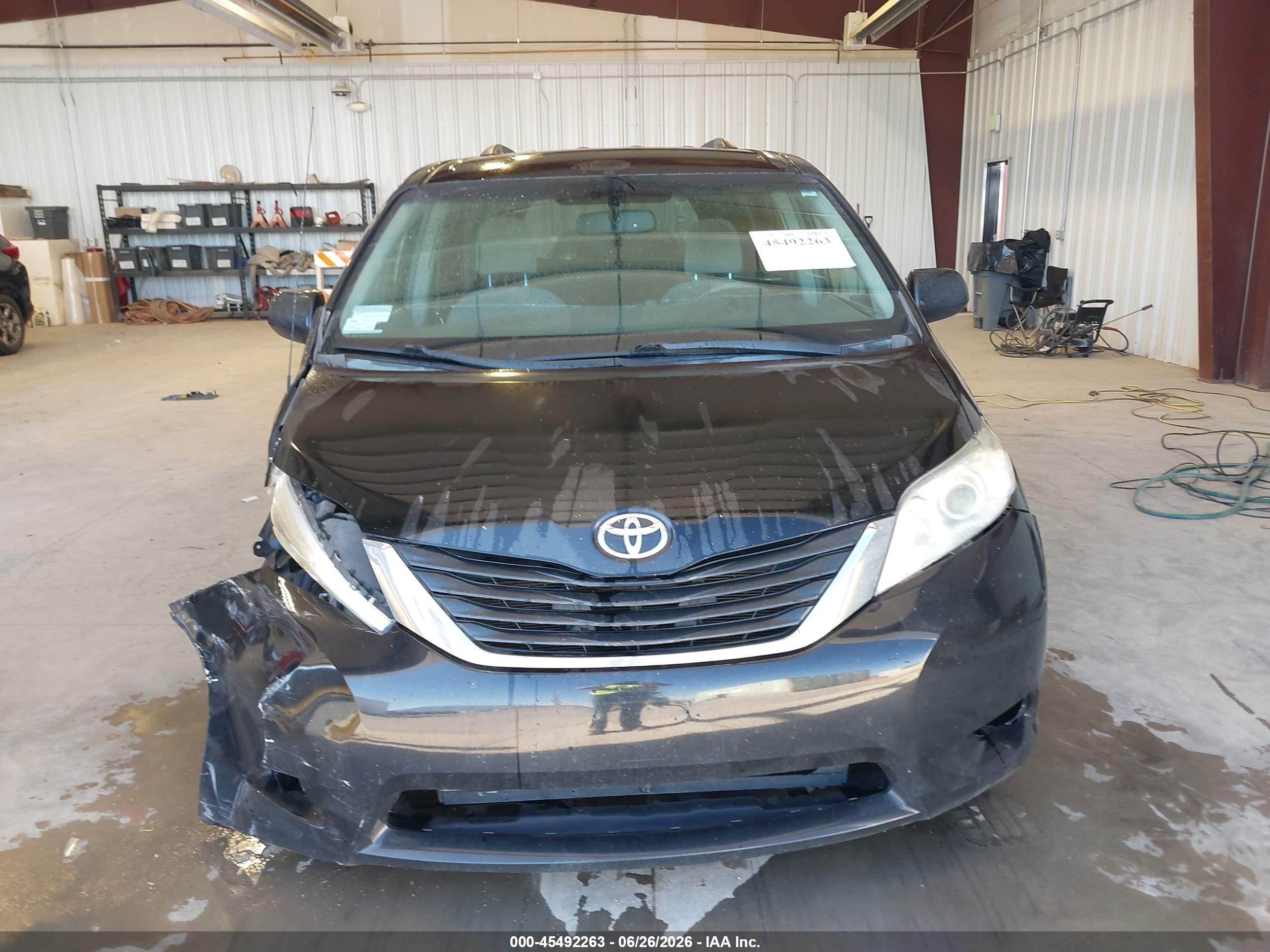 2014 Toyota Sienna Le V6 8 Passenger Dark Blue vin: 5TDKK3DC5ES439255