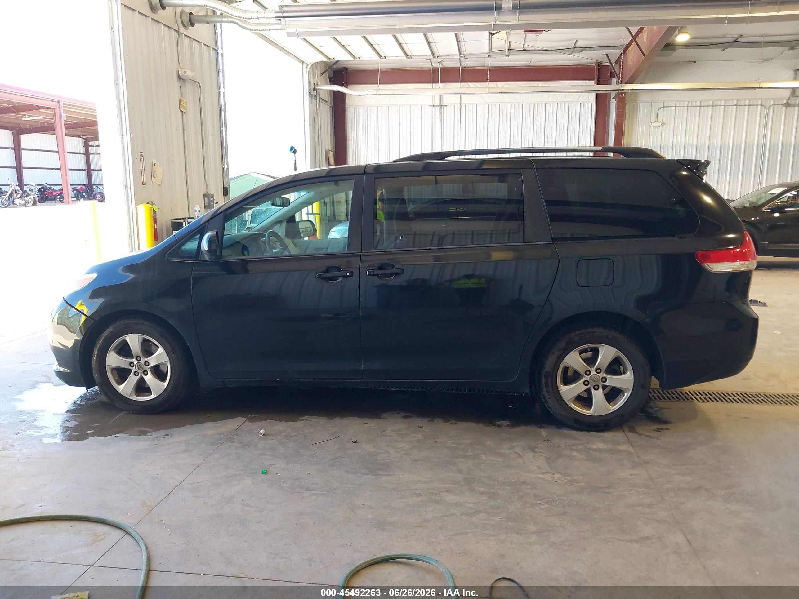 2014 Toyota Sienna Le V6 8 Passenger Dark Blue vin: 5TDKK3DC5ES439255
