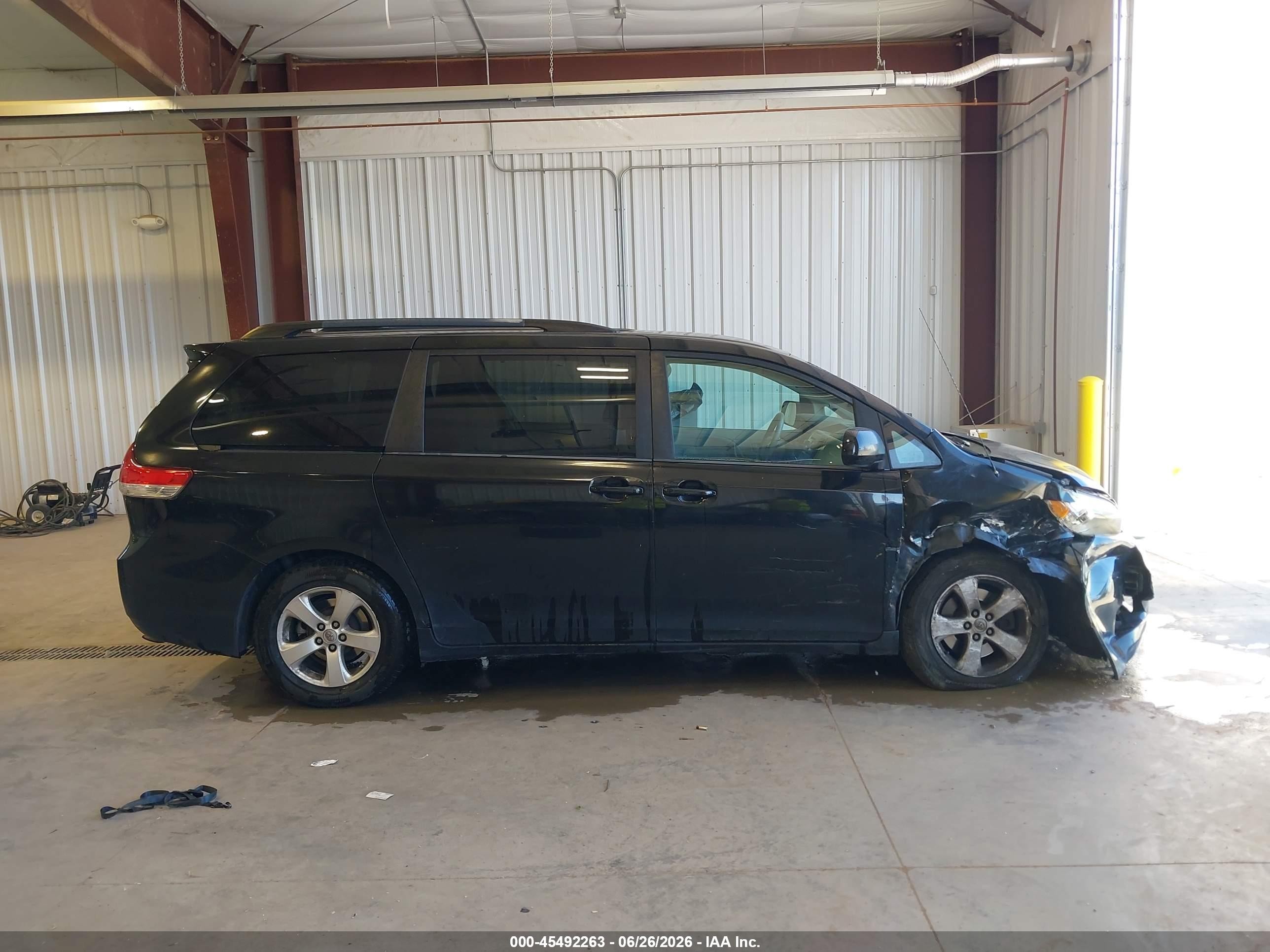 2014 Toyota Sienna Le V6 8 Passenger Dark Blue vin: 5TDKK3DC5ES439255