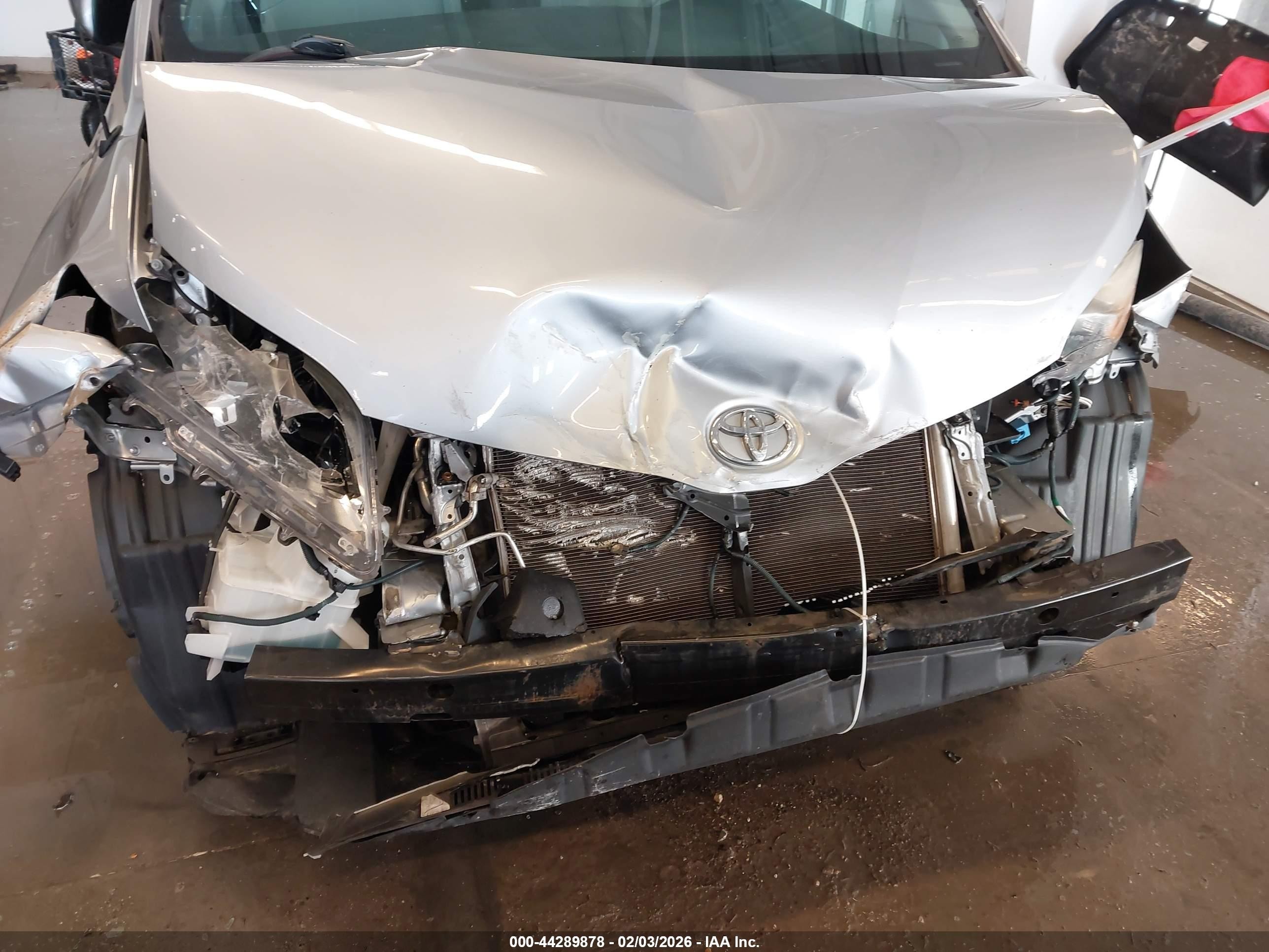 2014 Toyota Sienna Le V6 8 Passenger Silver vin: 5TDKK3DC5ES441152