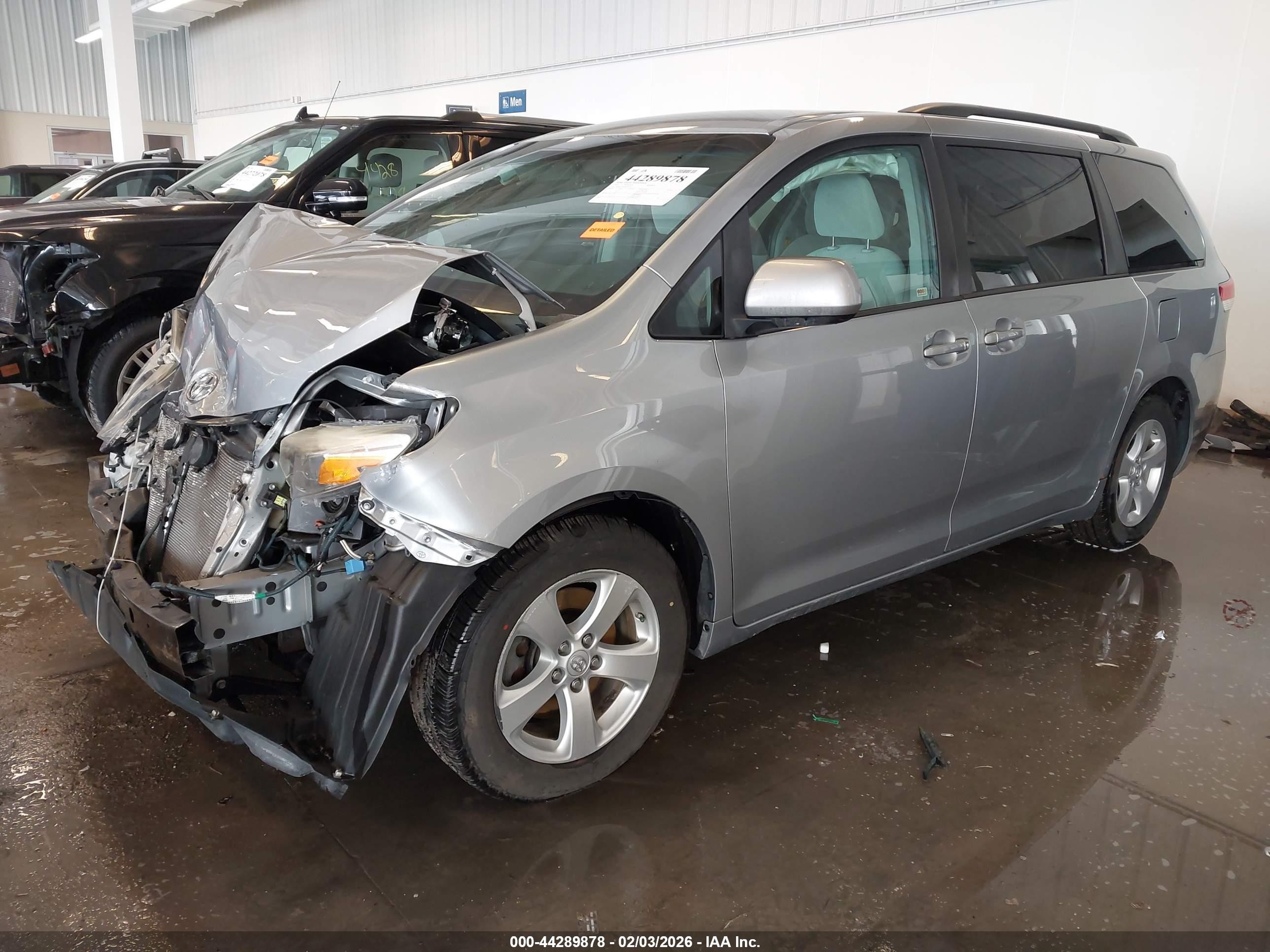 2014 Toyota Sienna Le V6 8 Passenger Silver vin: 5TDKK3DC5ES441152
