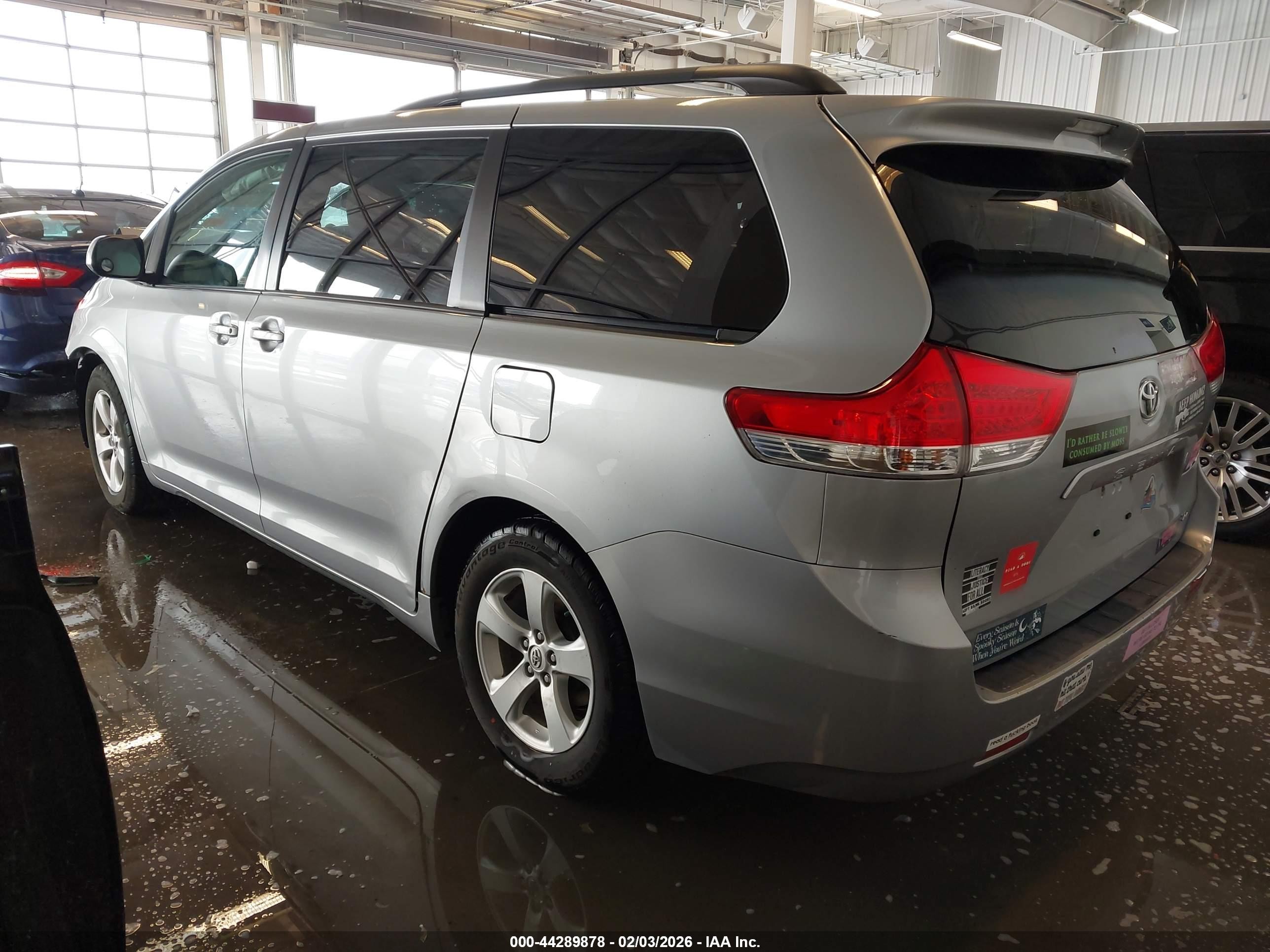 2014 Toyota Sienna Le V6 8 Passenger Silver vin: 5TDKK3DC5ES441152