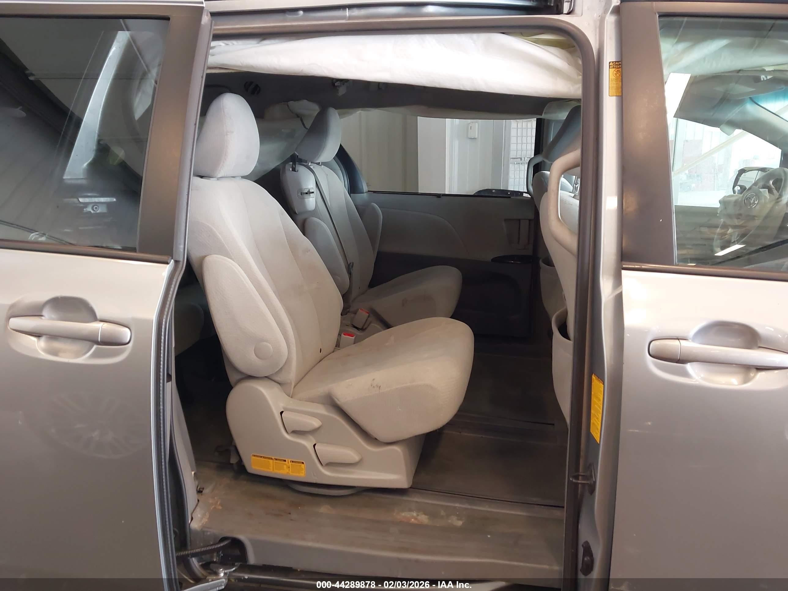2014 Toyota Sienna Le V6 8 Passenger Silver vin: 5TDKK3DC5ES441152