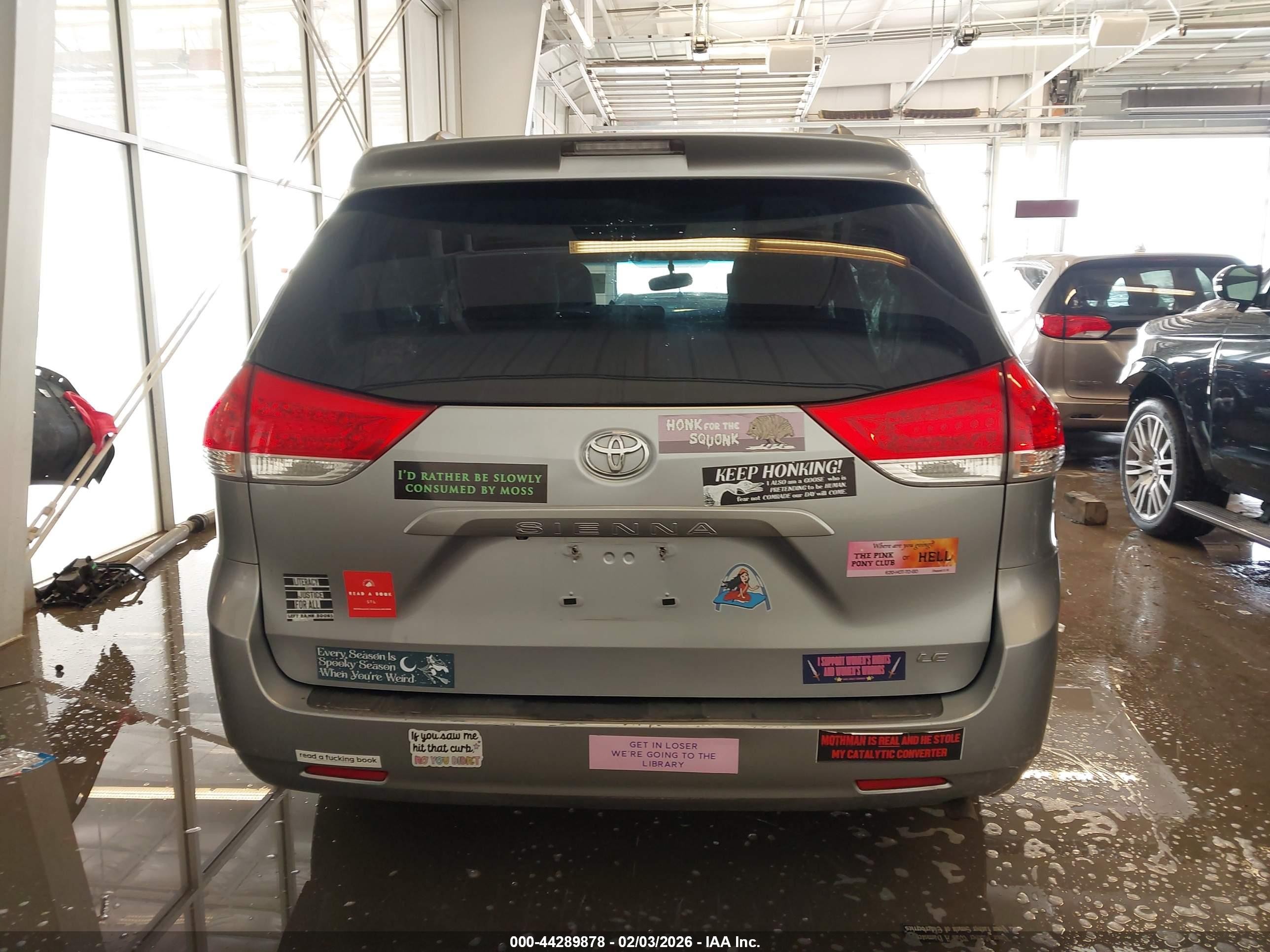 2014 Toyota Sienna Le V6 8 Passenger Silver vin: 5TDKK3DC5ES441152