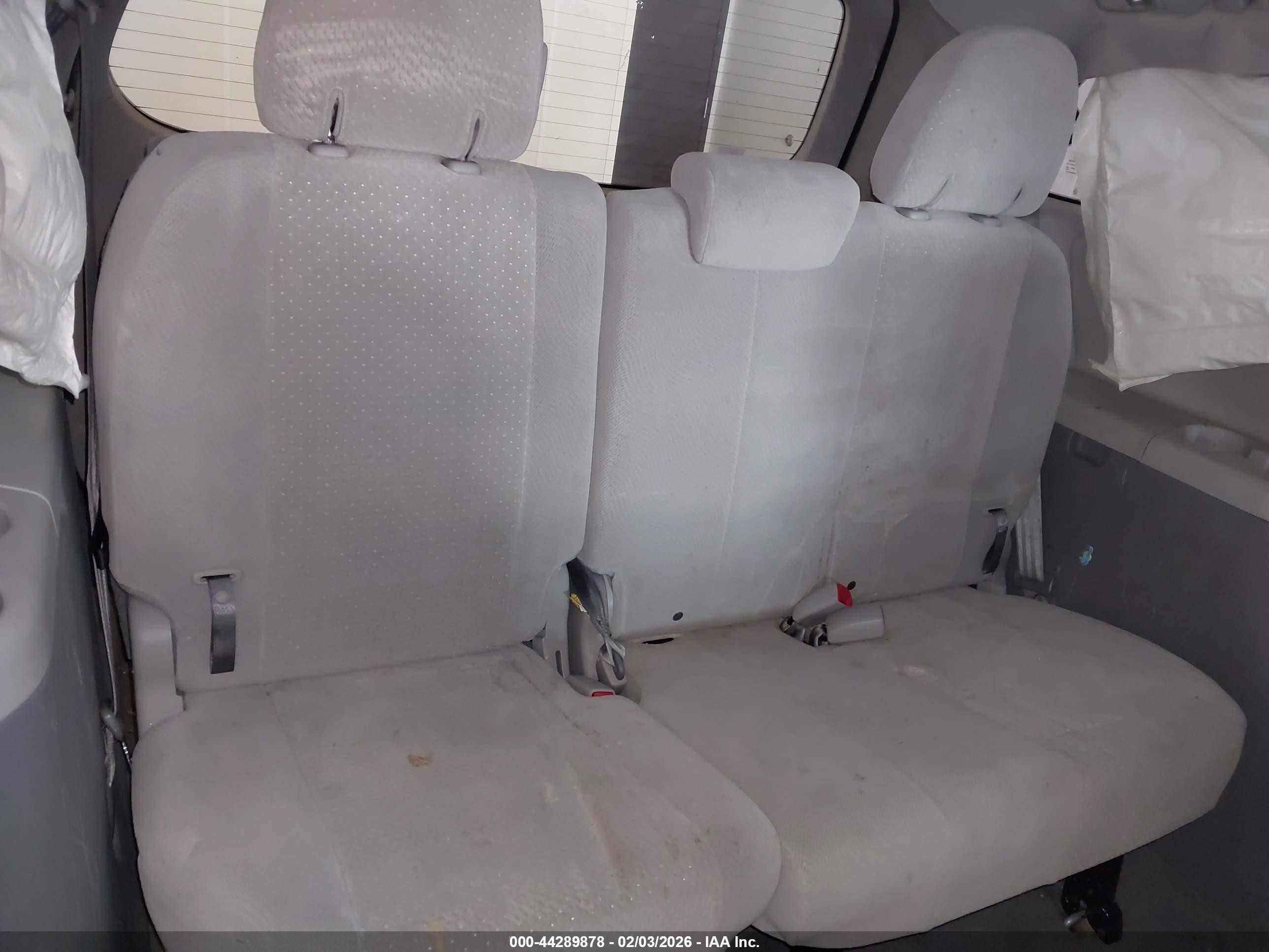 2014 Toyota Sienna Le V6 8 Passenger Silver vin: 5TDKK3DC5ES441152